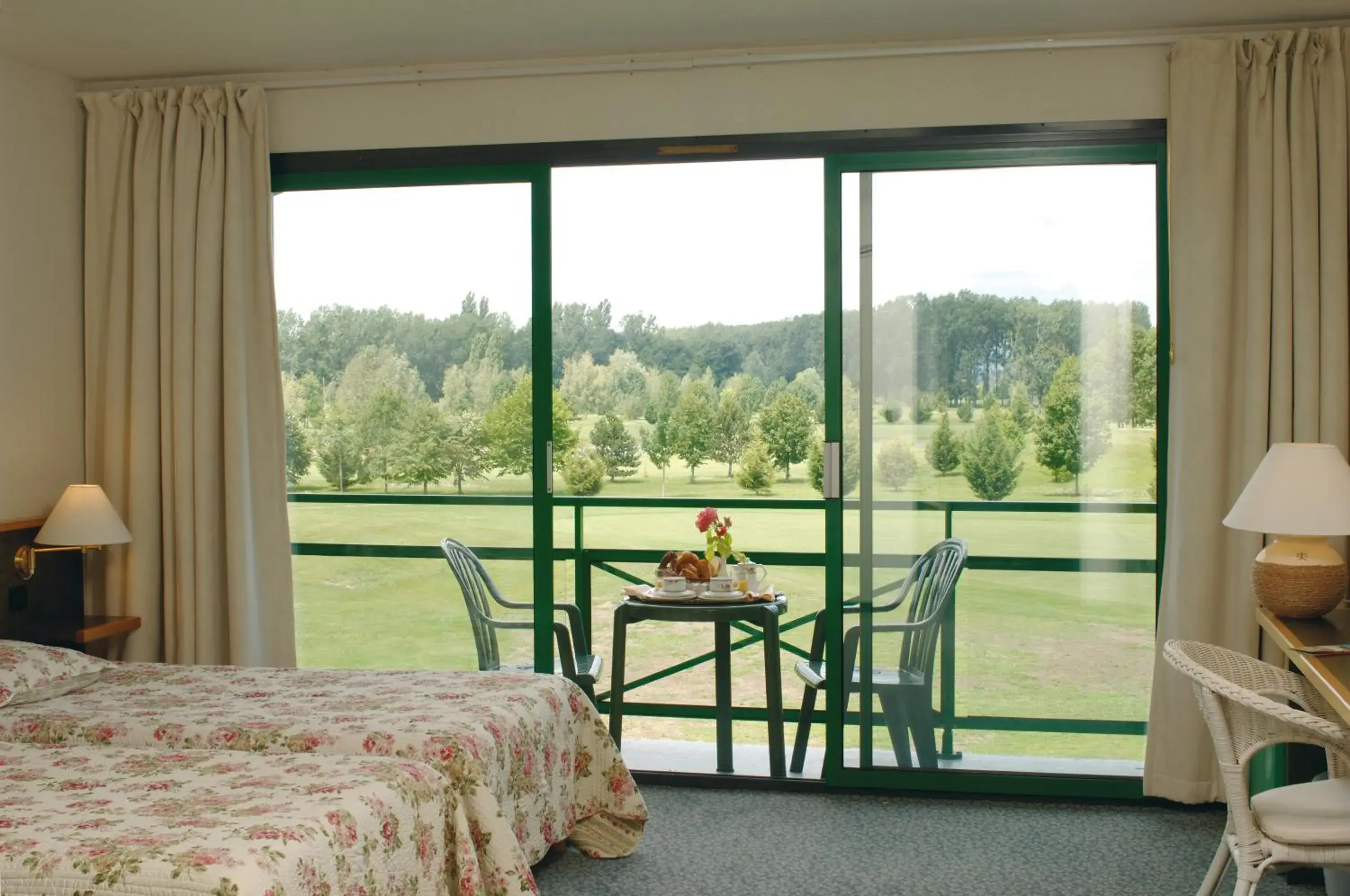 Bed in Golf Hotel Colvert - Room Service Disponible Bed in Golf Hotel Colvert - Room Service Disponible