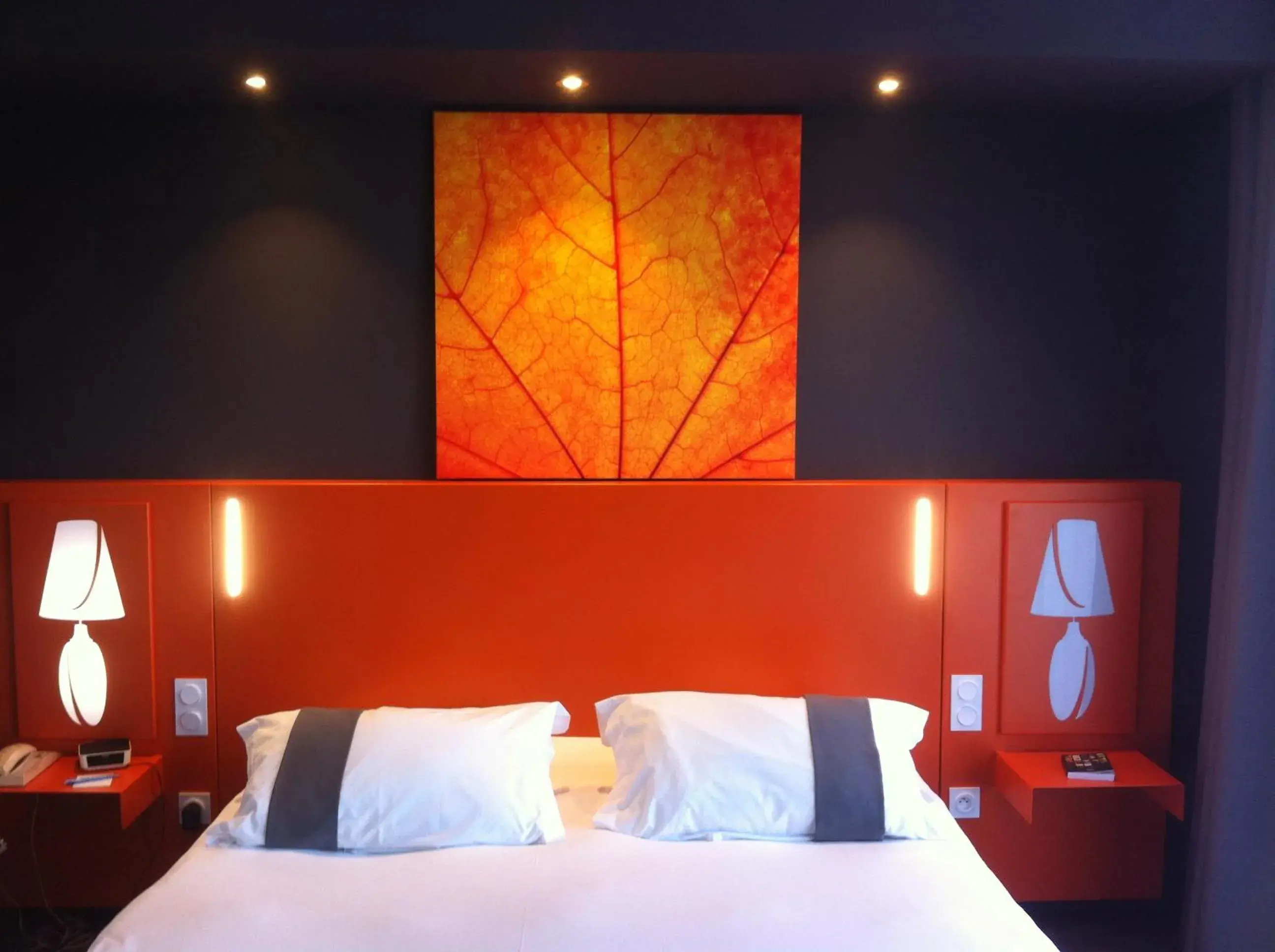 Decorative detail, Bed in Golf Hotel Colvert - Room Service Disponible Decorative detail, Bed in Golf Hotel Colvert - Room Service Disponible