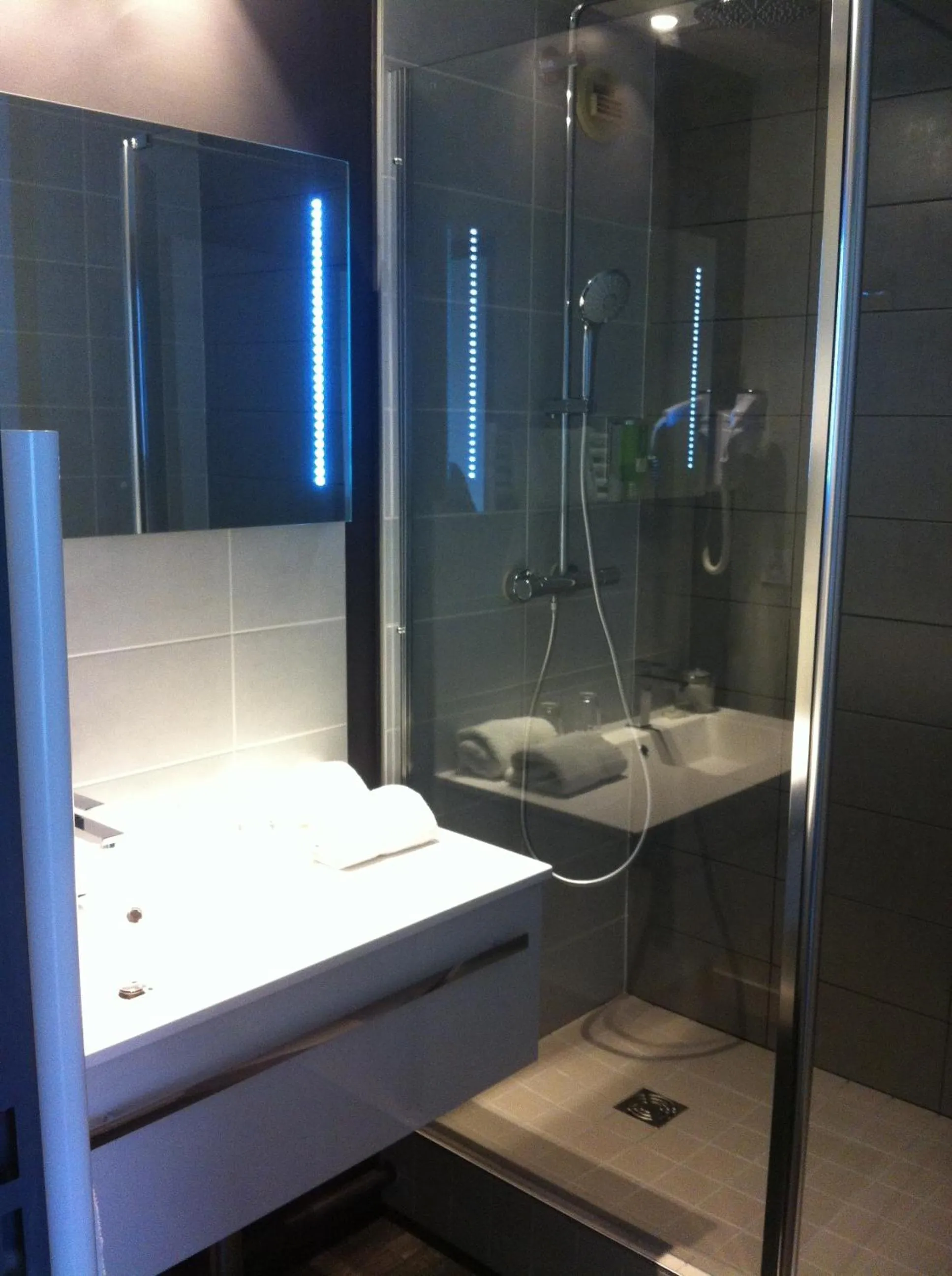 Shower in Golf Hotel Colvert - Room Service Disponible