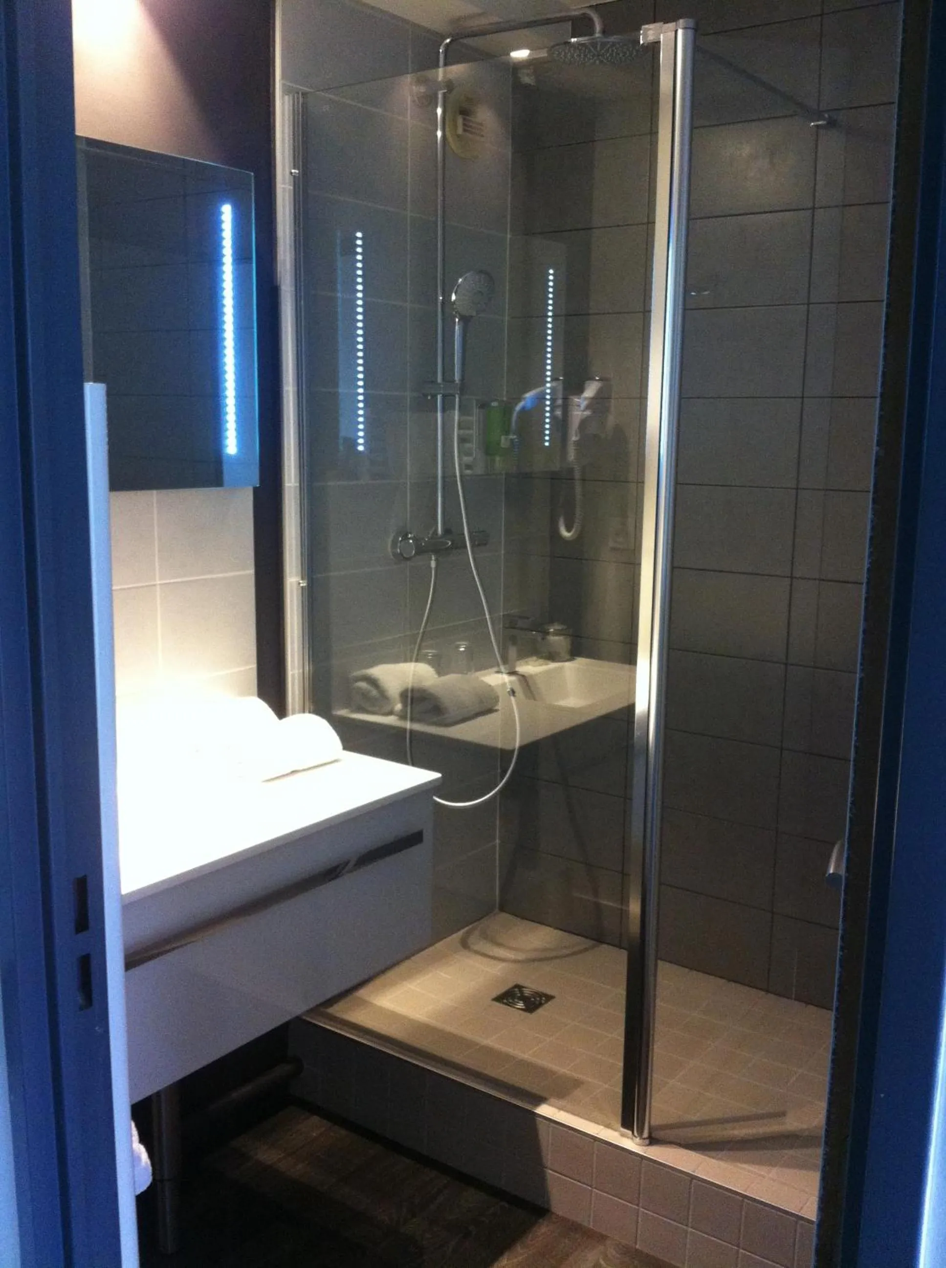 Shower in Golf Hotel Colvert - Room Service Disponible