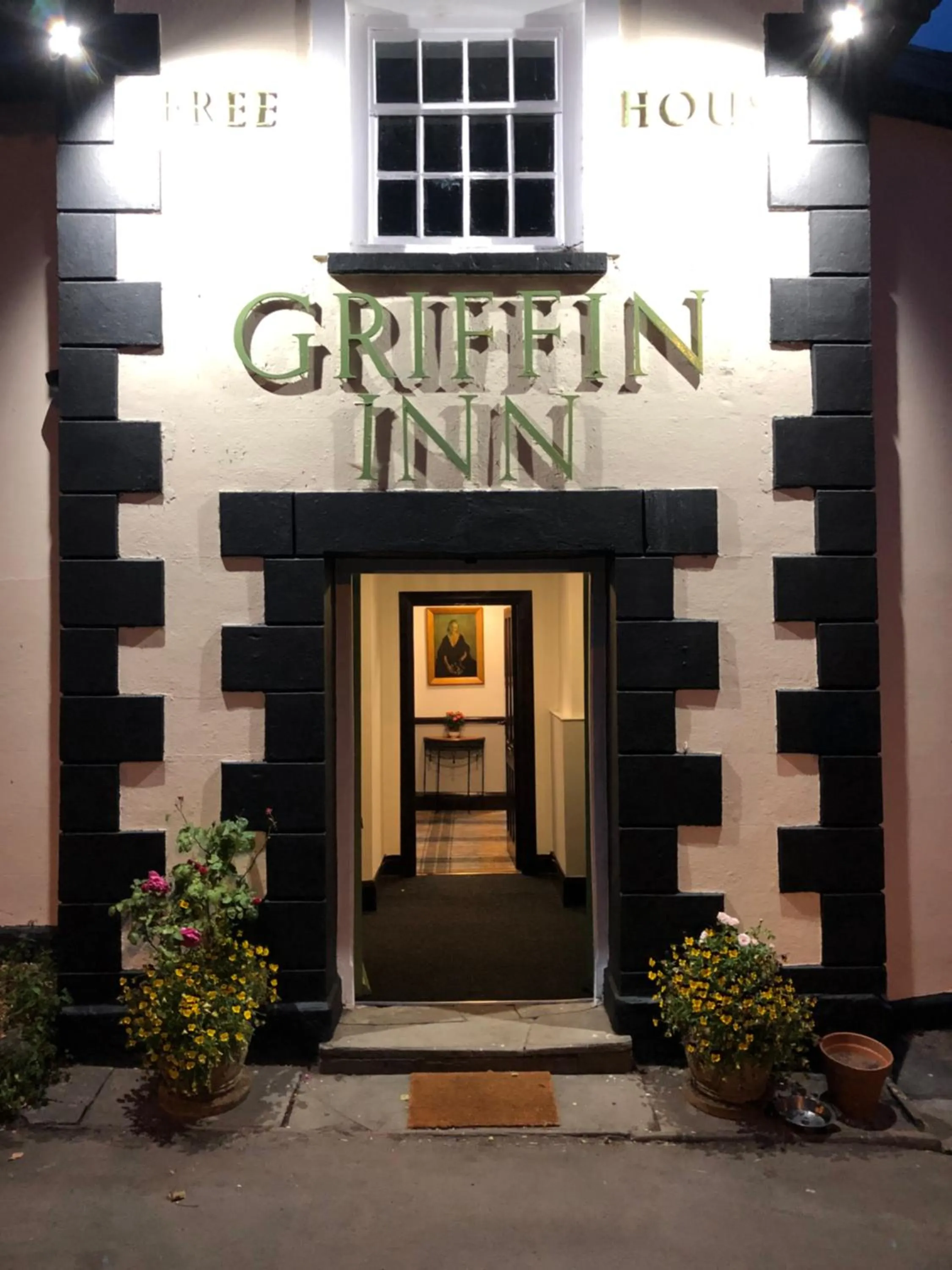 Facade/entrance in The Griffin Llyswen