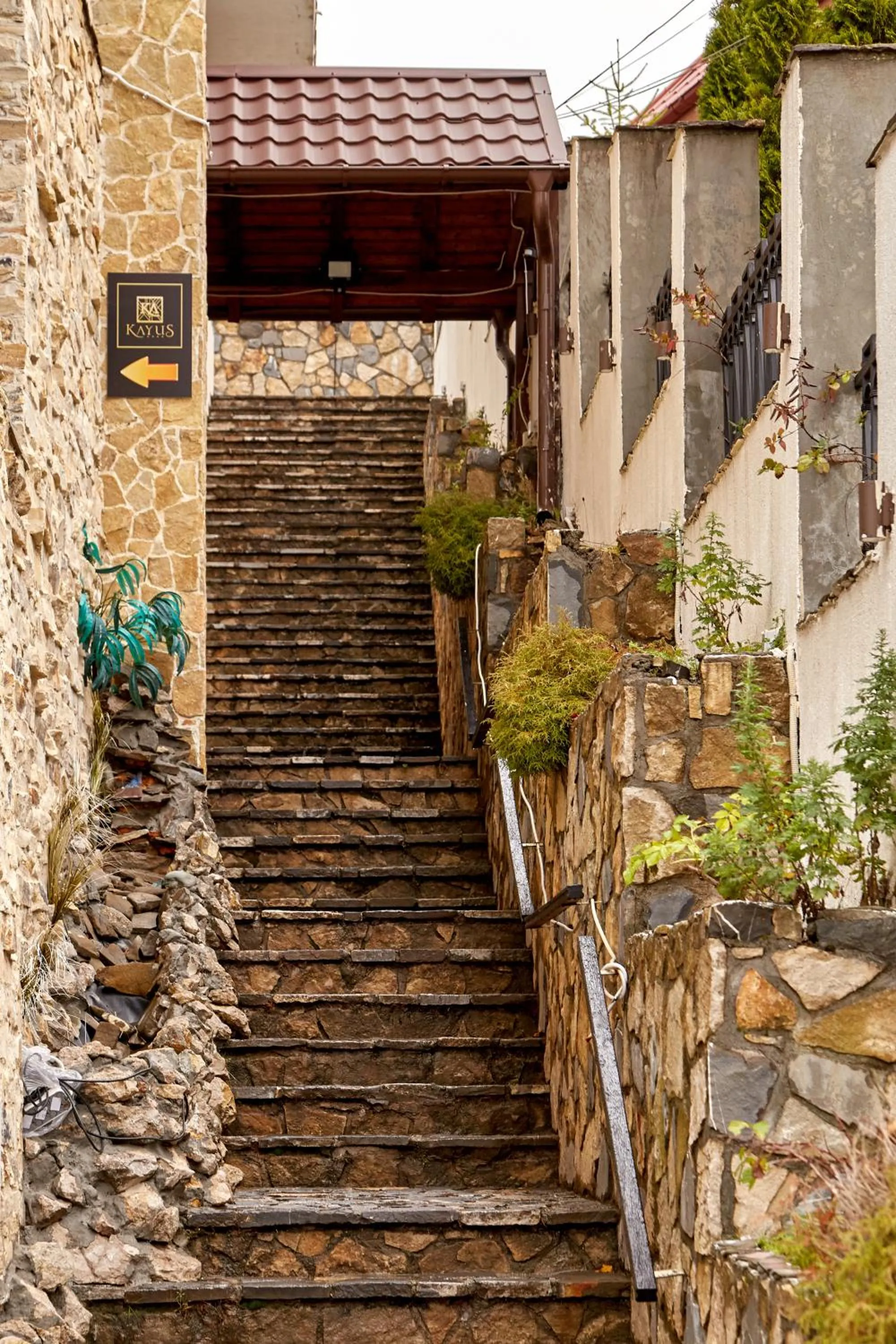 Facade/entrance in Kayus