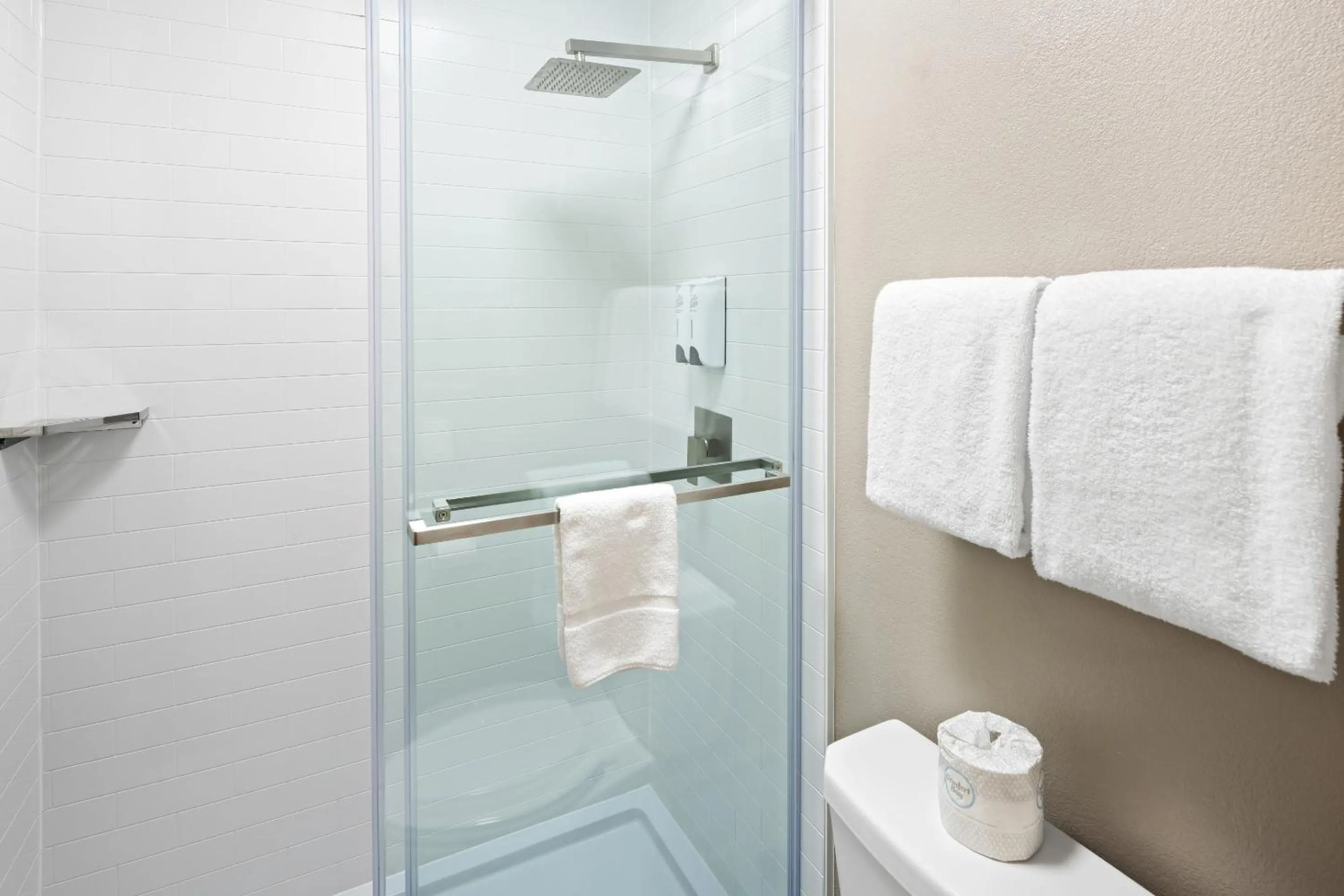 Bathroom in Red Roof Inn PLUS+ Columbus-Ohio State University OSU