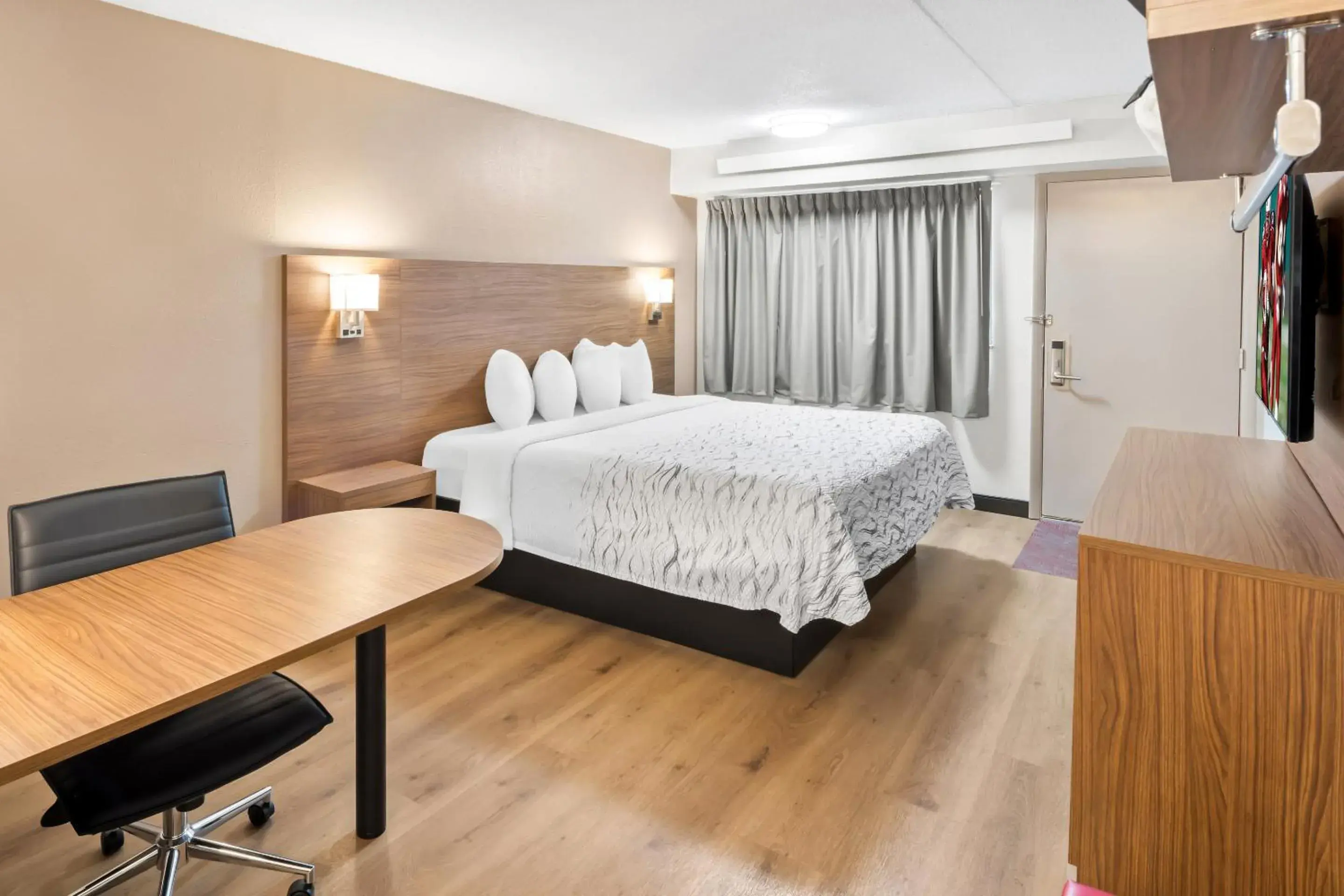 Superior King Room Smoke Free in Red Roof Inn PLUS+ Columbus-Ohio State University OSU Superior King Room Smoke Free in Red Roof Inn PLUS+ Columbus-Ohio State University OSU