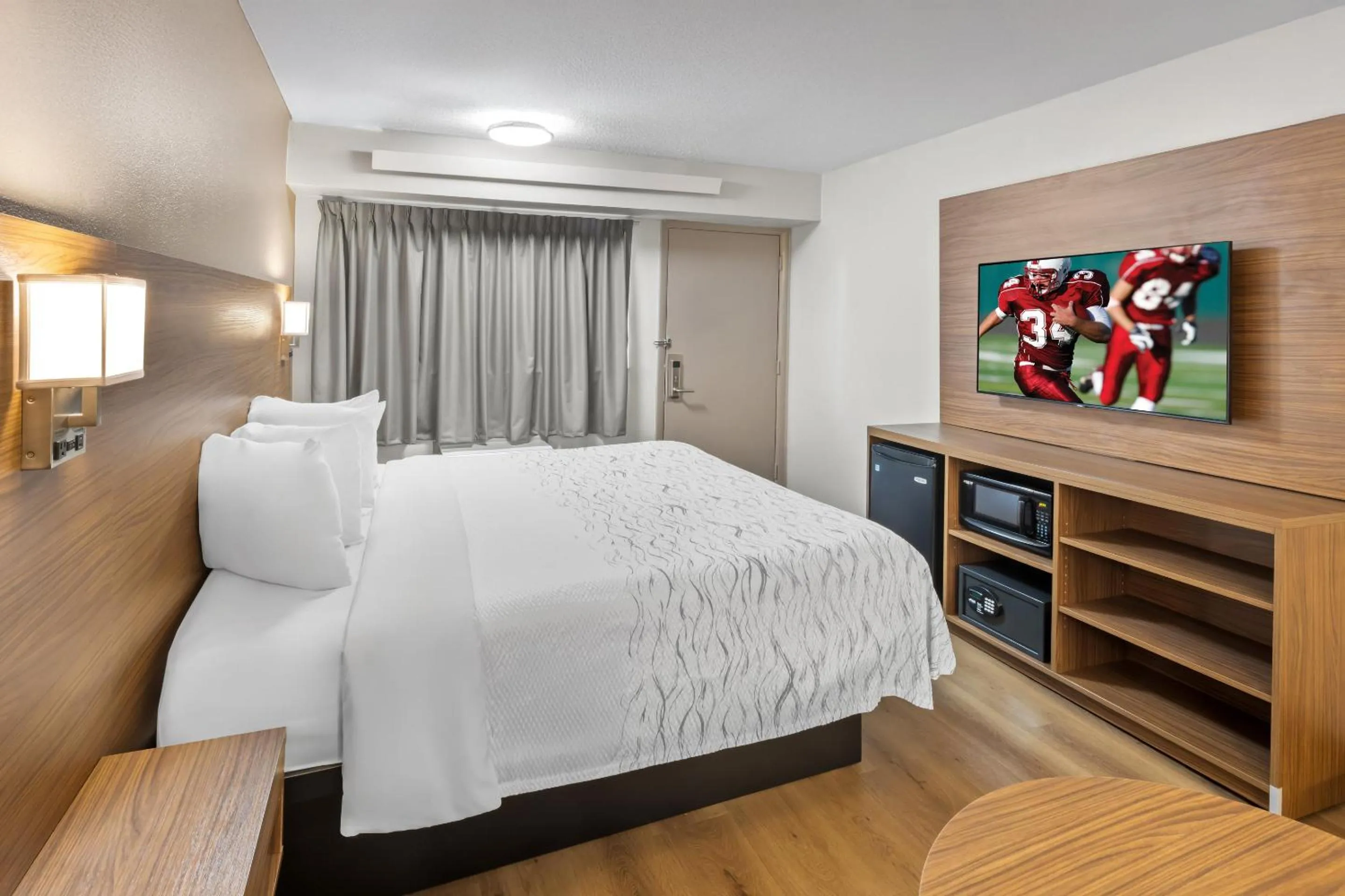 Photo of the whole room, Bed in Red Roof Inn PLUS+ Columbus-Ohio State University OSU