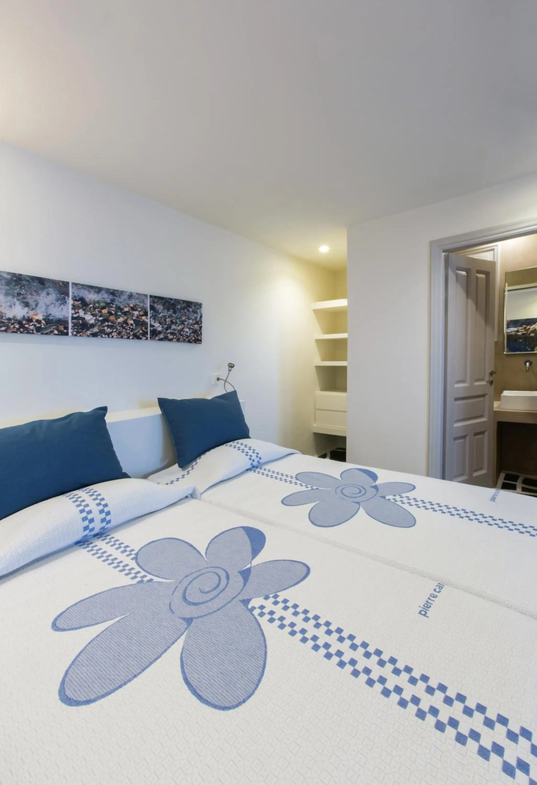Bed in Byzantio Beach Suites & Wellness