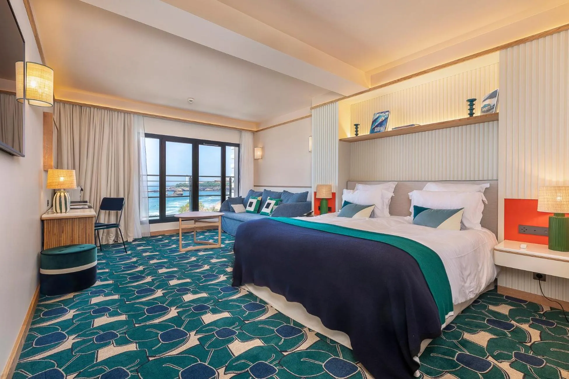 Photo of the whole room, Bed in Hôtel Le Café de Paris