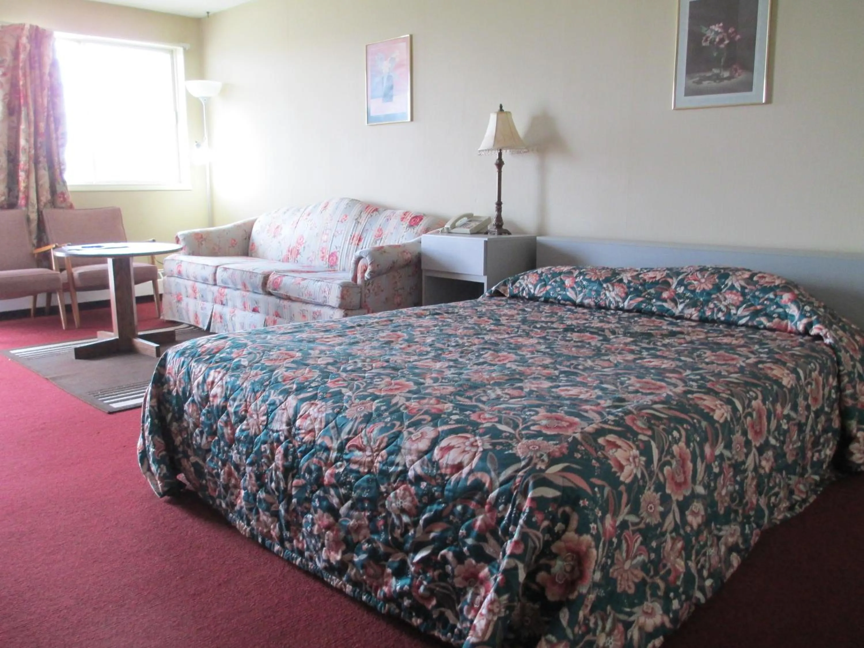 Bed in Newburg Inn Motel