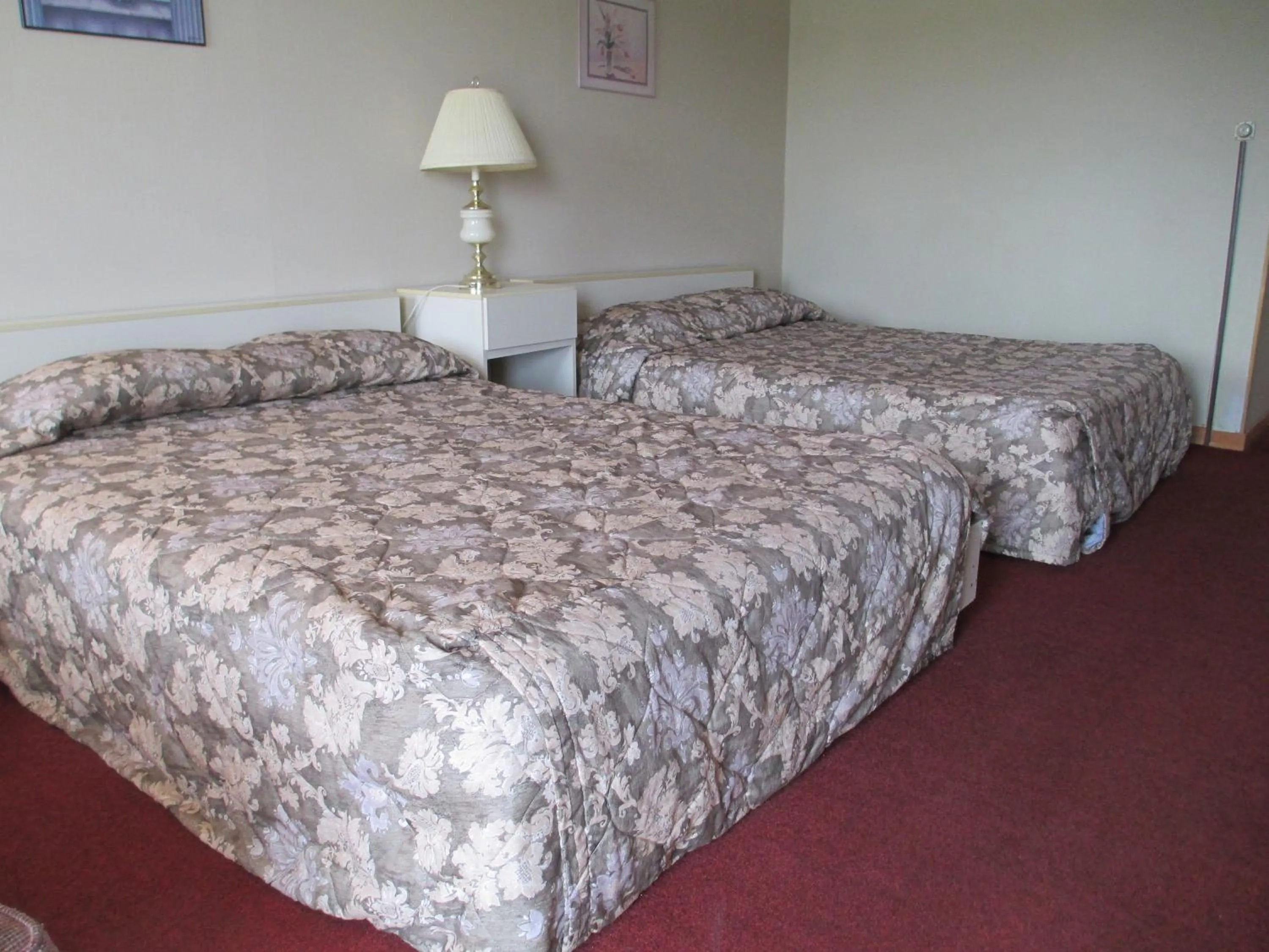 Bed in Newburg Inn Motel