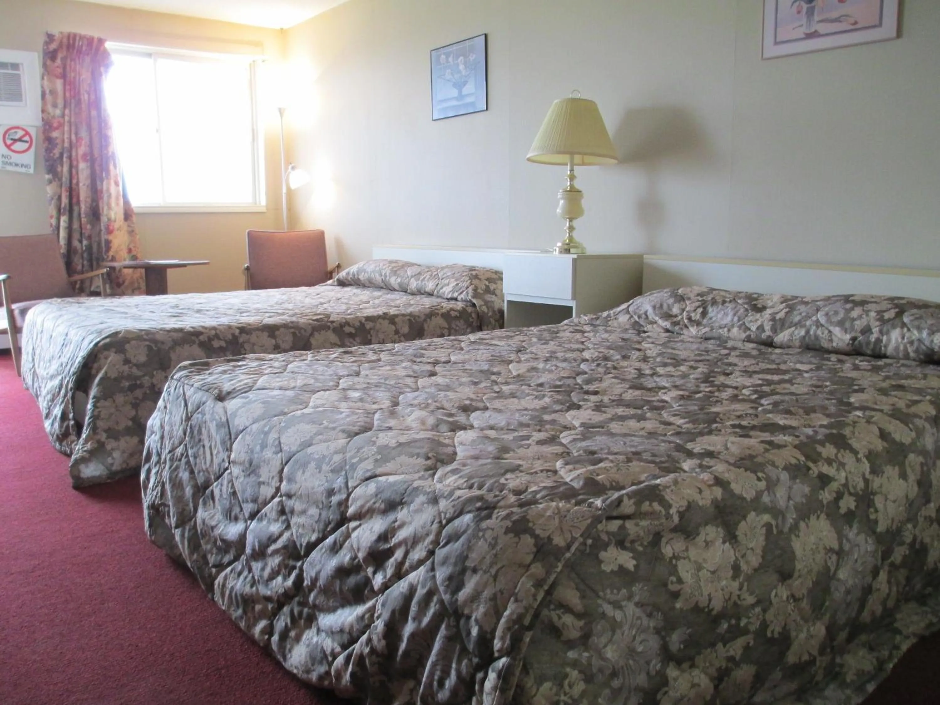 Bed in Newburg Inn Motel