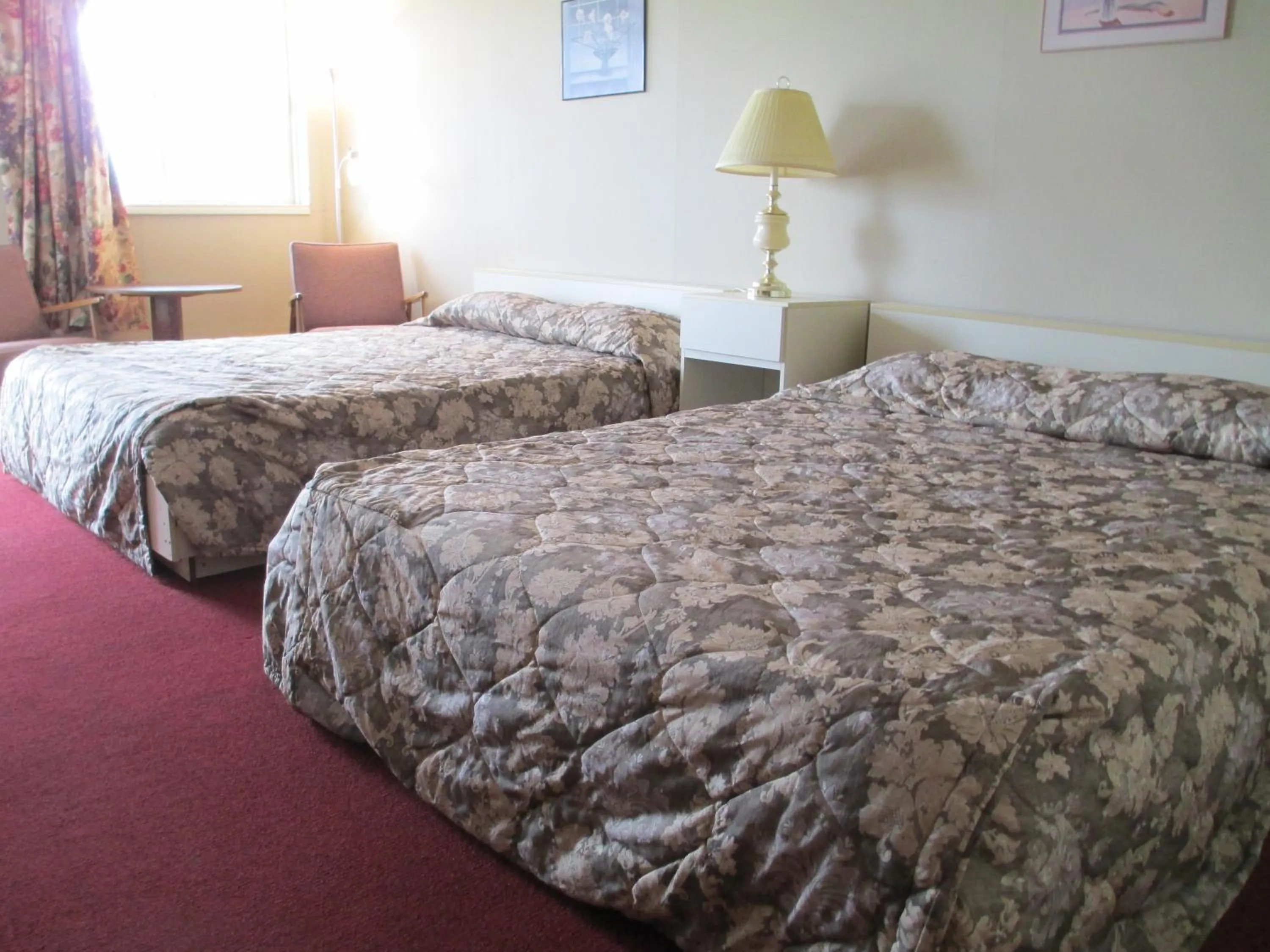 Bed in Newburg Inn Motel