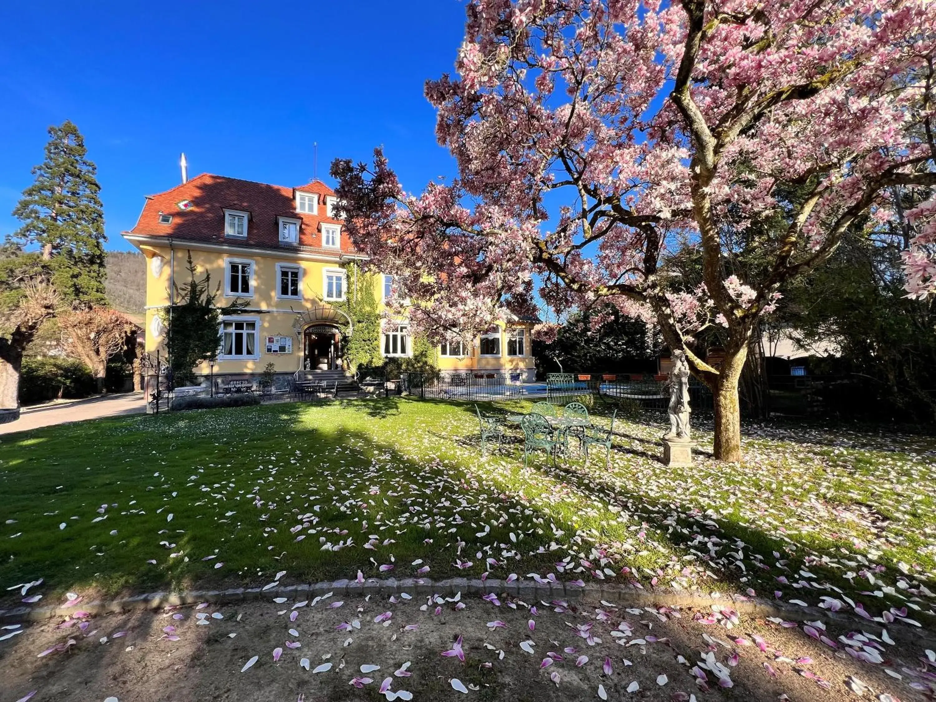 Property building in Hotel Restaurant Du Parc Property building in Hotel Restaurant Du Parc