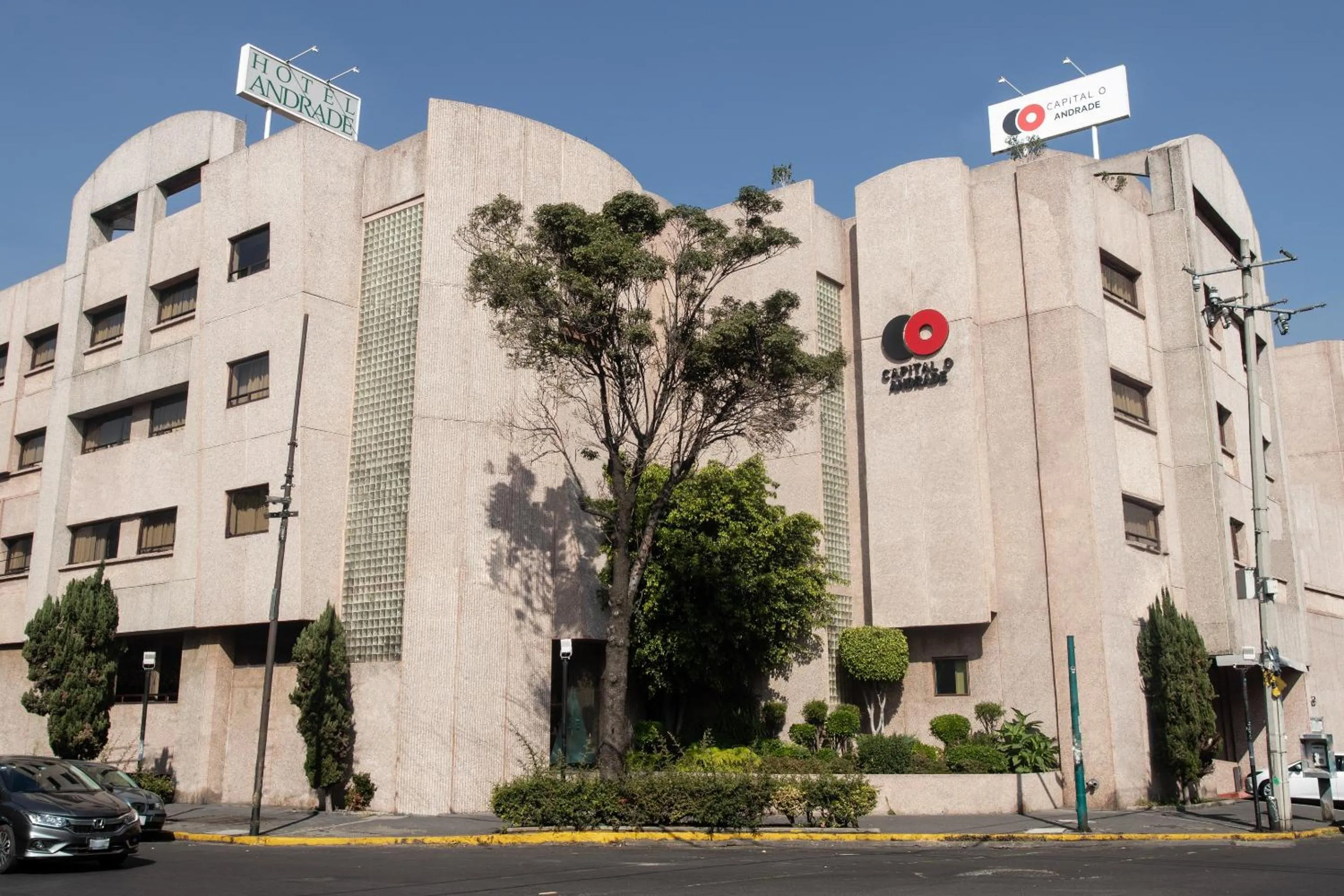 Facade/entrance in Capital O Andrade, Mexico City