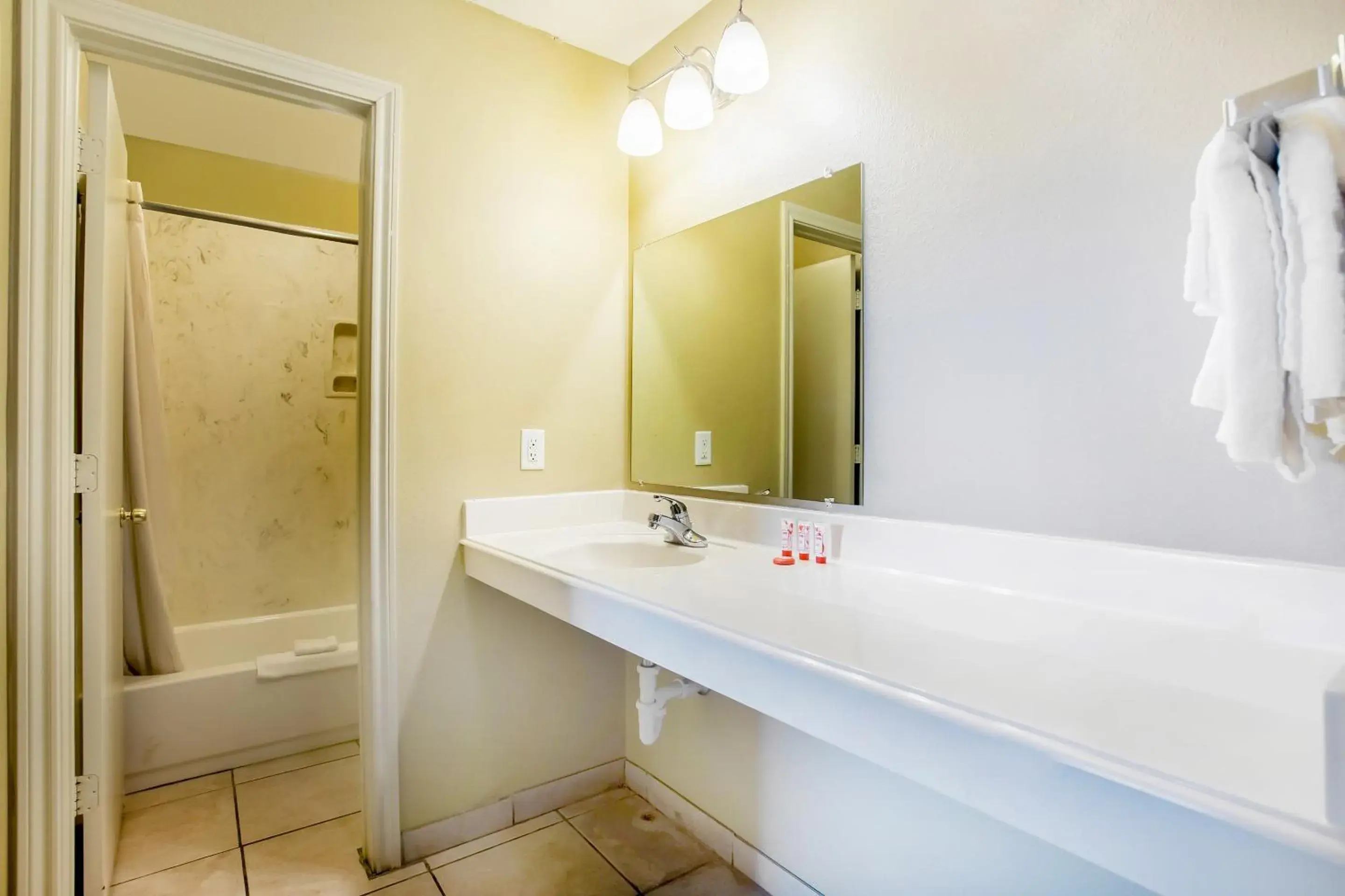 Premium King Bed in OYO Hotel Jacksboro TX - Fort Richardson Premium King Bed in OYO Hotel Jacksboro TX - Fort Richardson