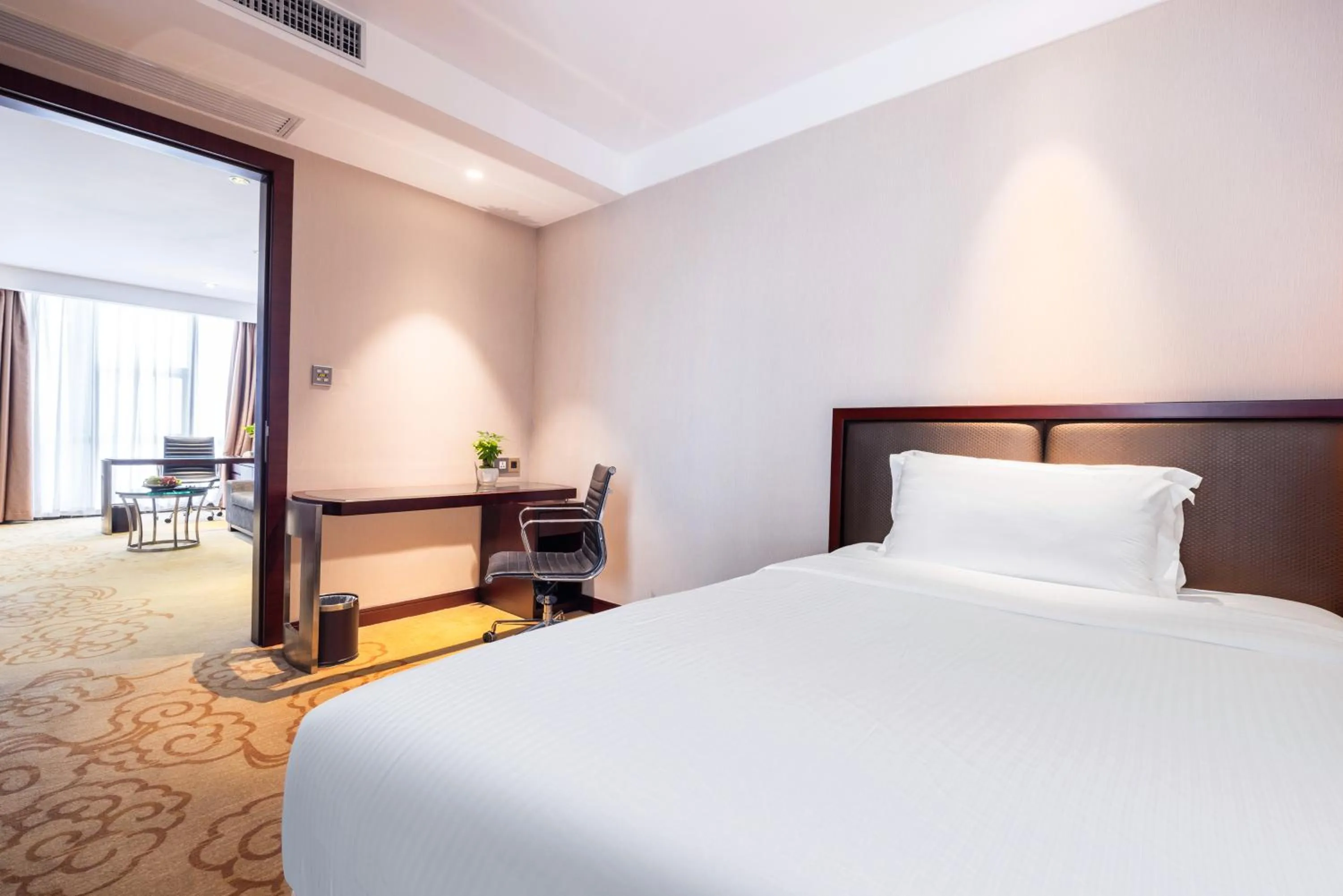 Bed in Shenzhen Avant-Garde Hotel