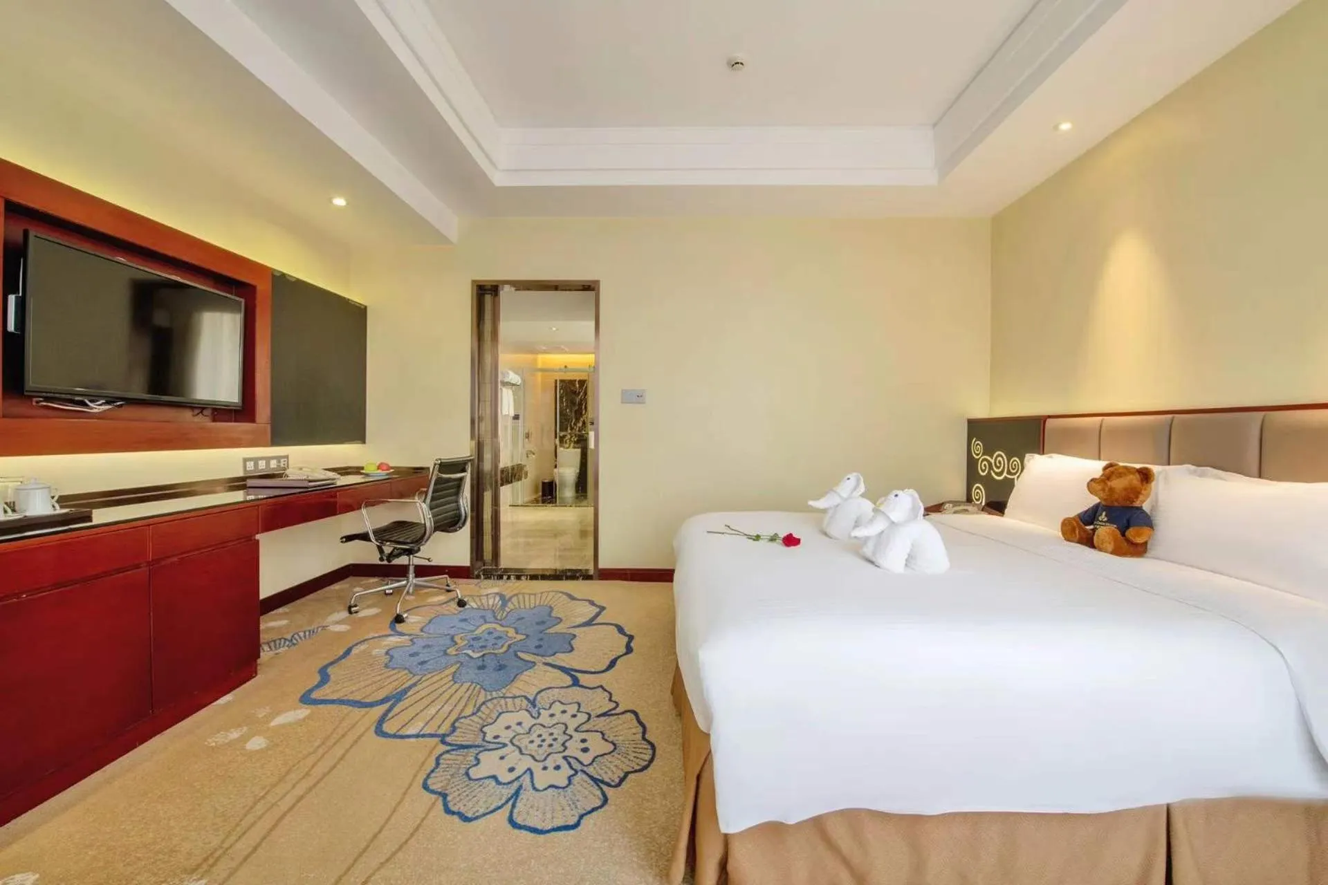 Bed in Shenzhen Avant-Garde Hotel