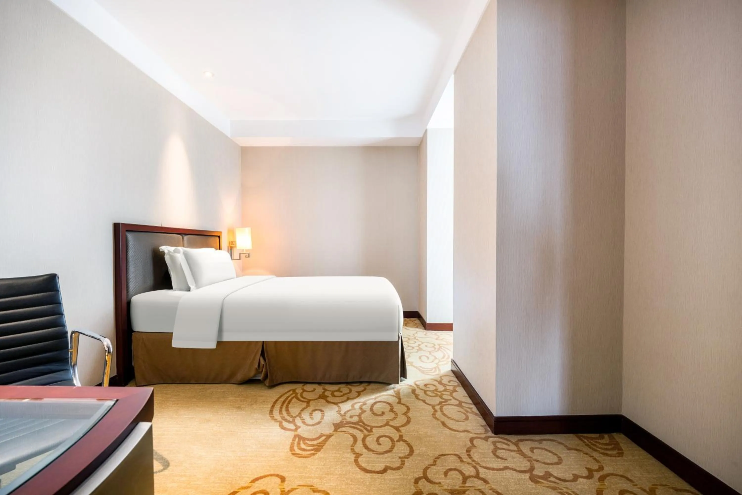 Bed in Shenzhen Avant-Garde Hotel