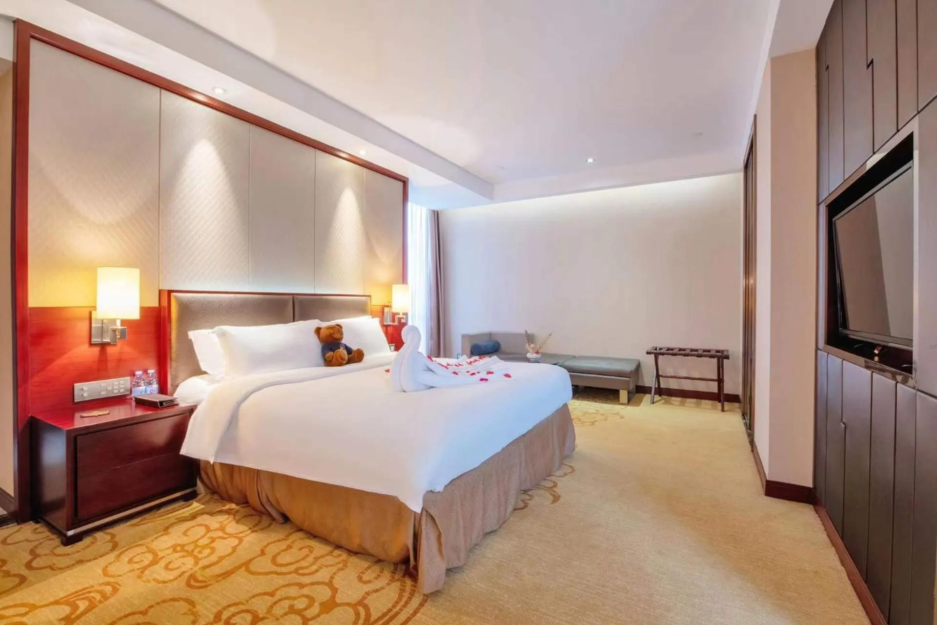 Bed in Shenzhen Avant-Garde Hotel