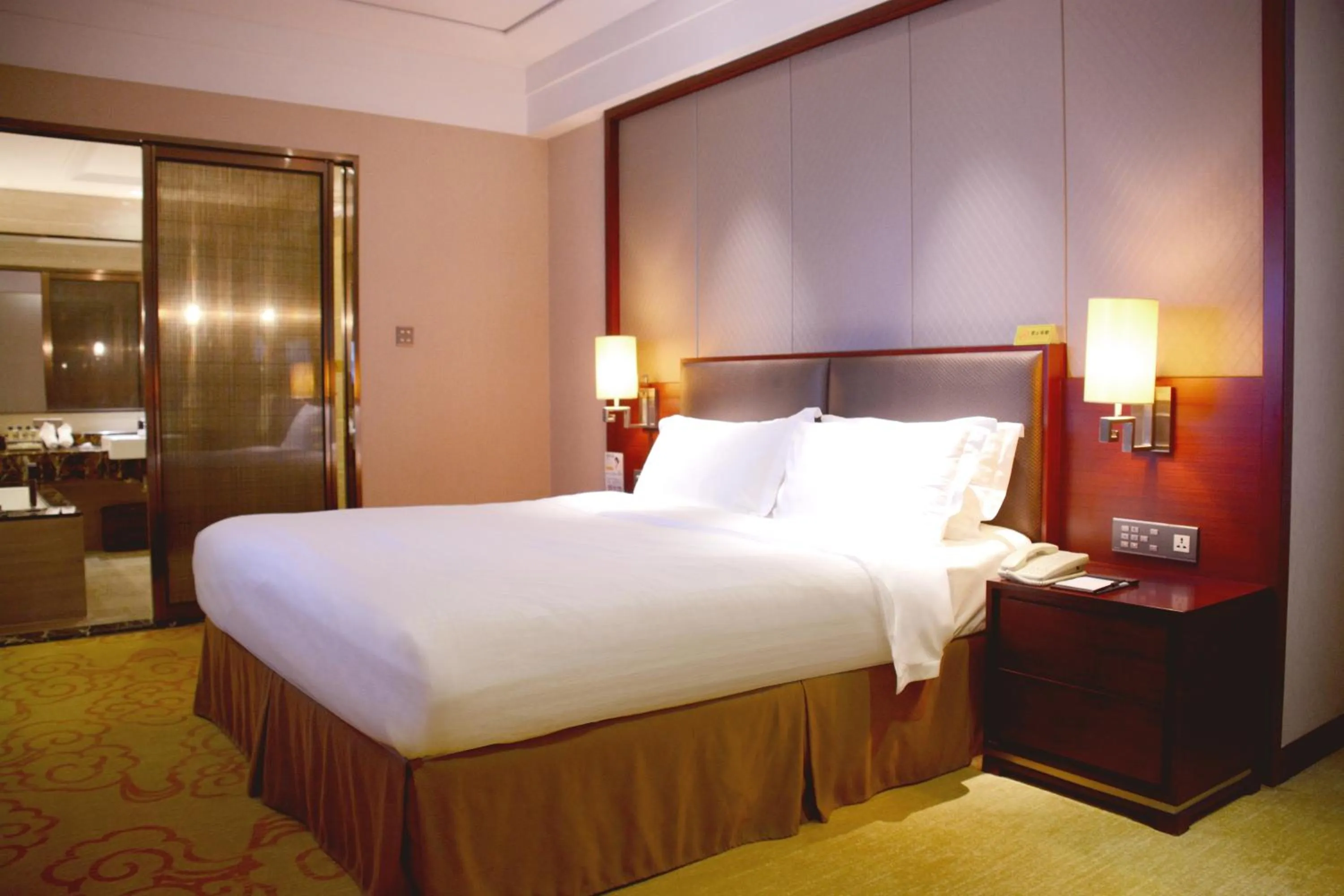 Bed in Shenzhen Avant-Garde Hotel