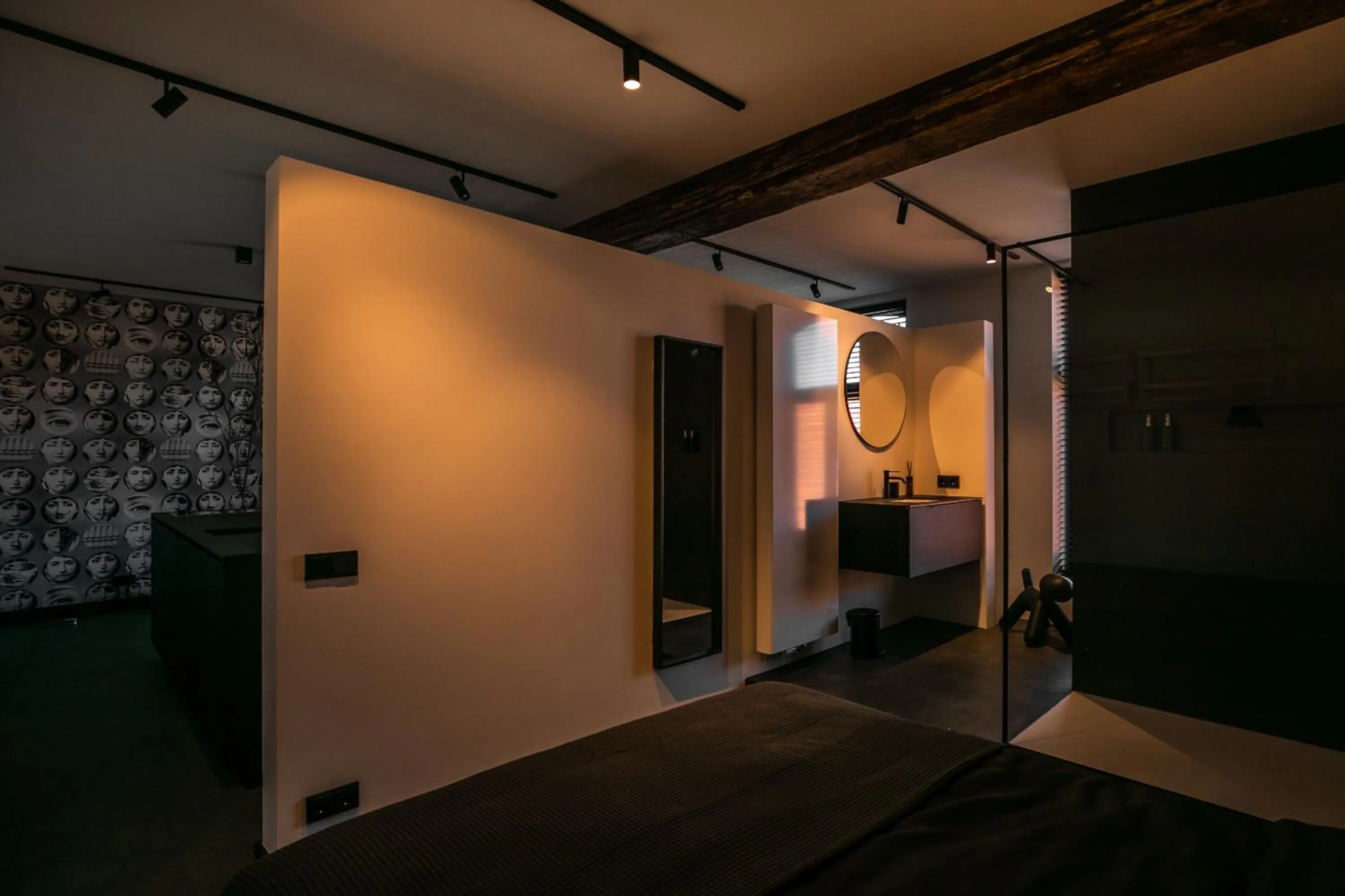 Shower, Bed in B&B Boutique Hotel N10