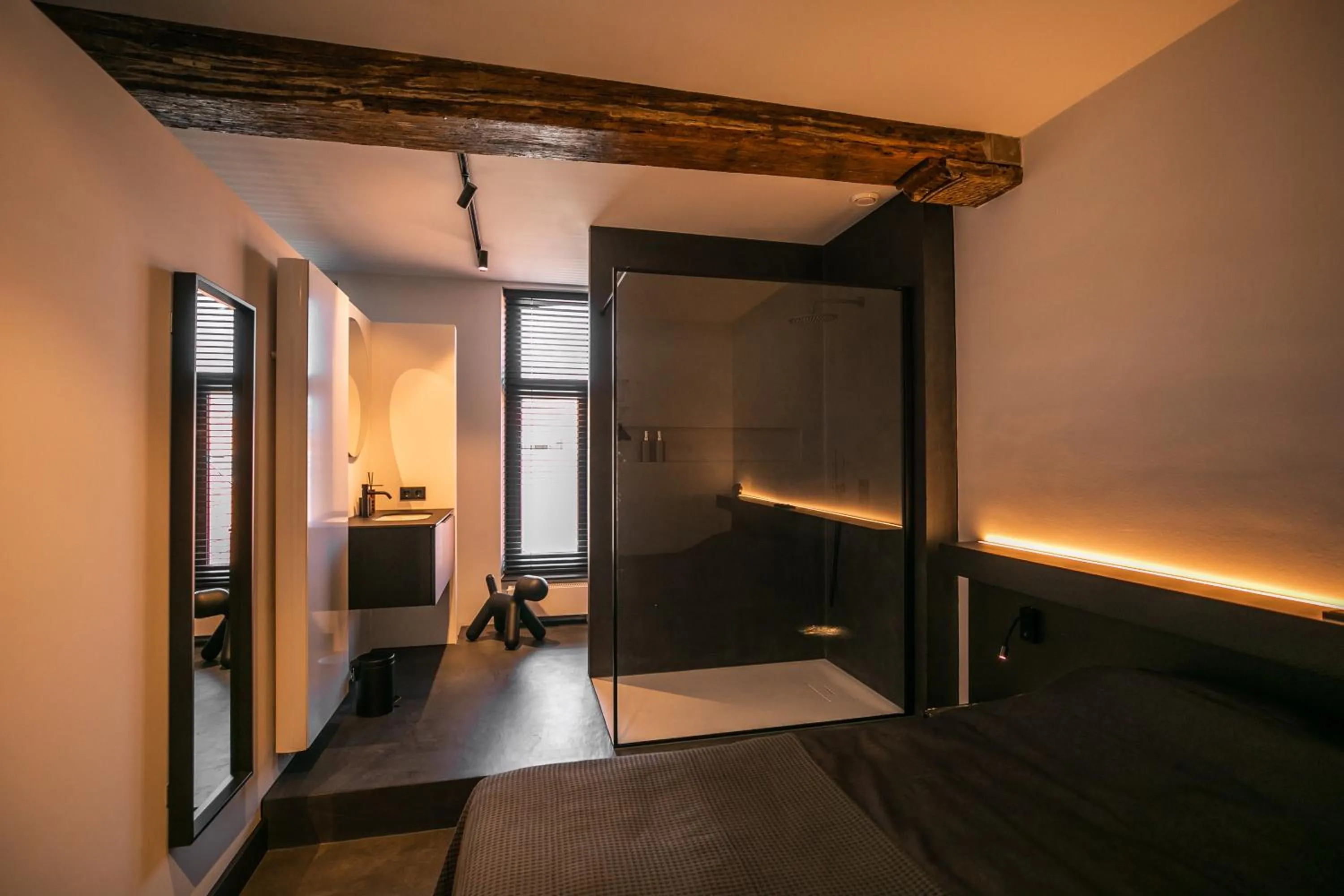 Shower, Bed in B&B Boutique Hotel N10