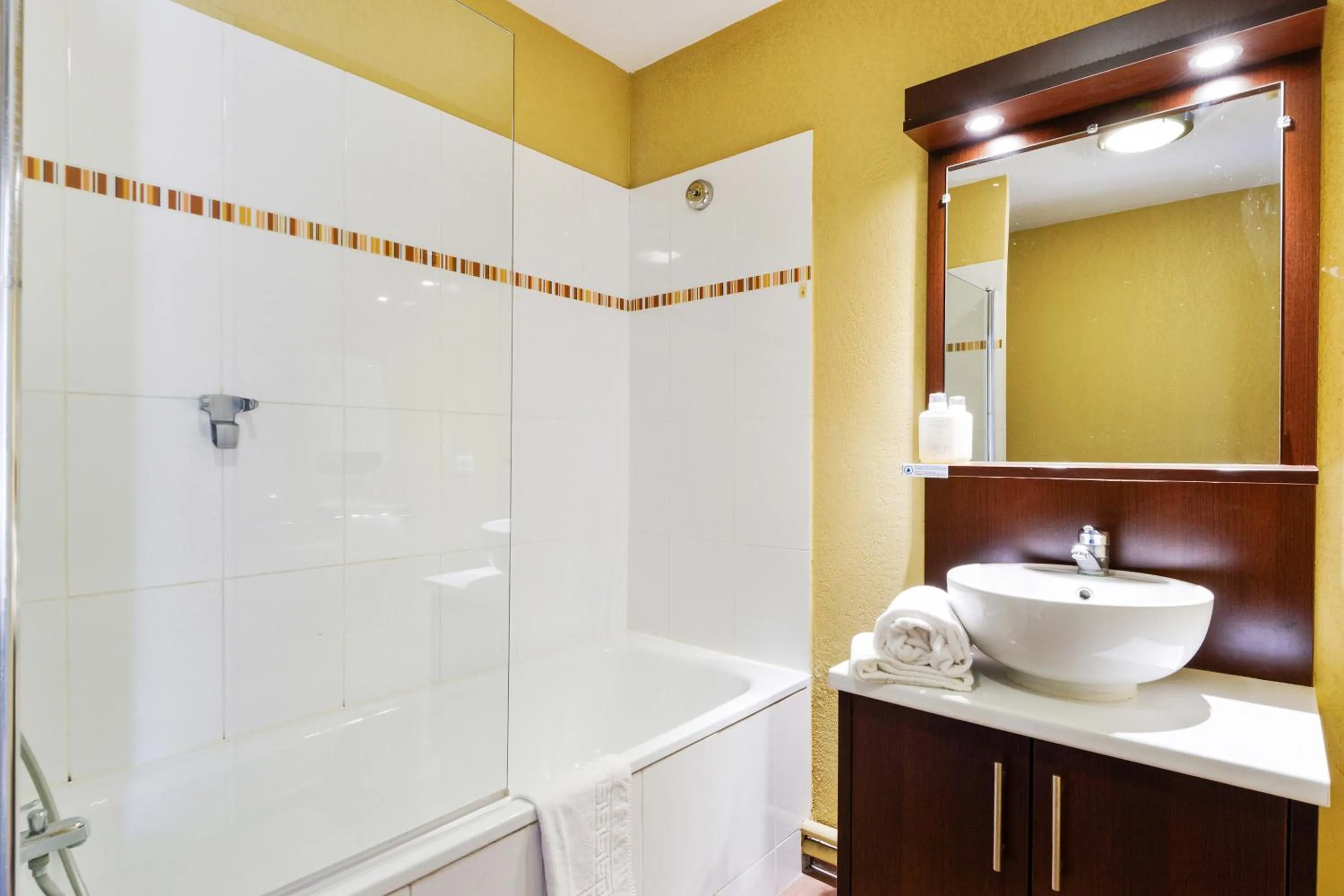 Bathroom in Comfort Aparthotel Six-Fours