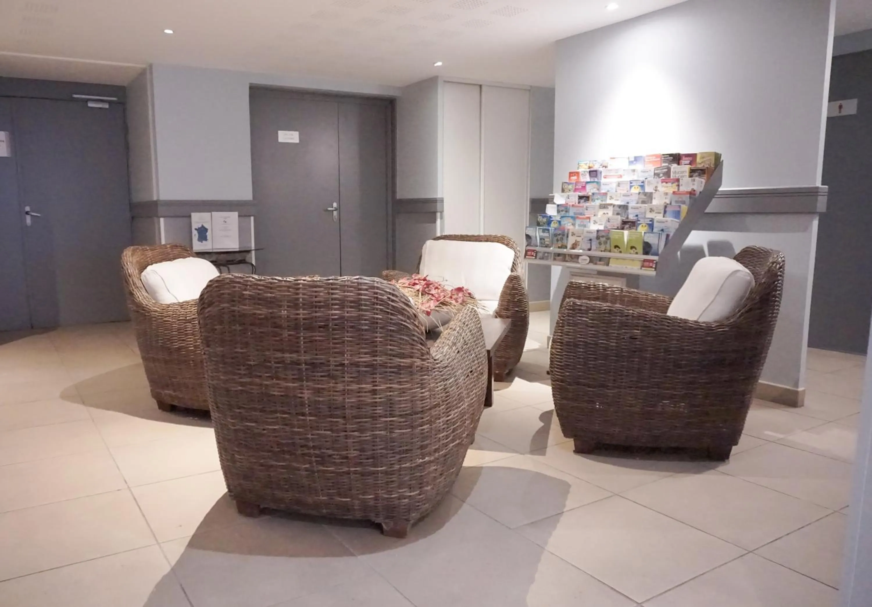 Lobby or reception in Comfort Aparthotel Six-Fours