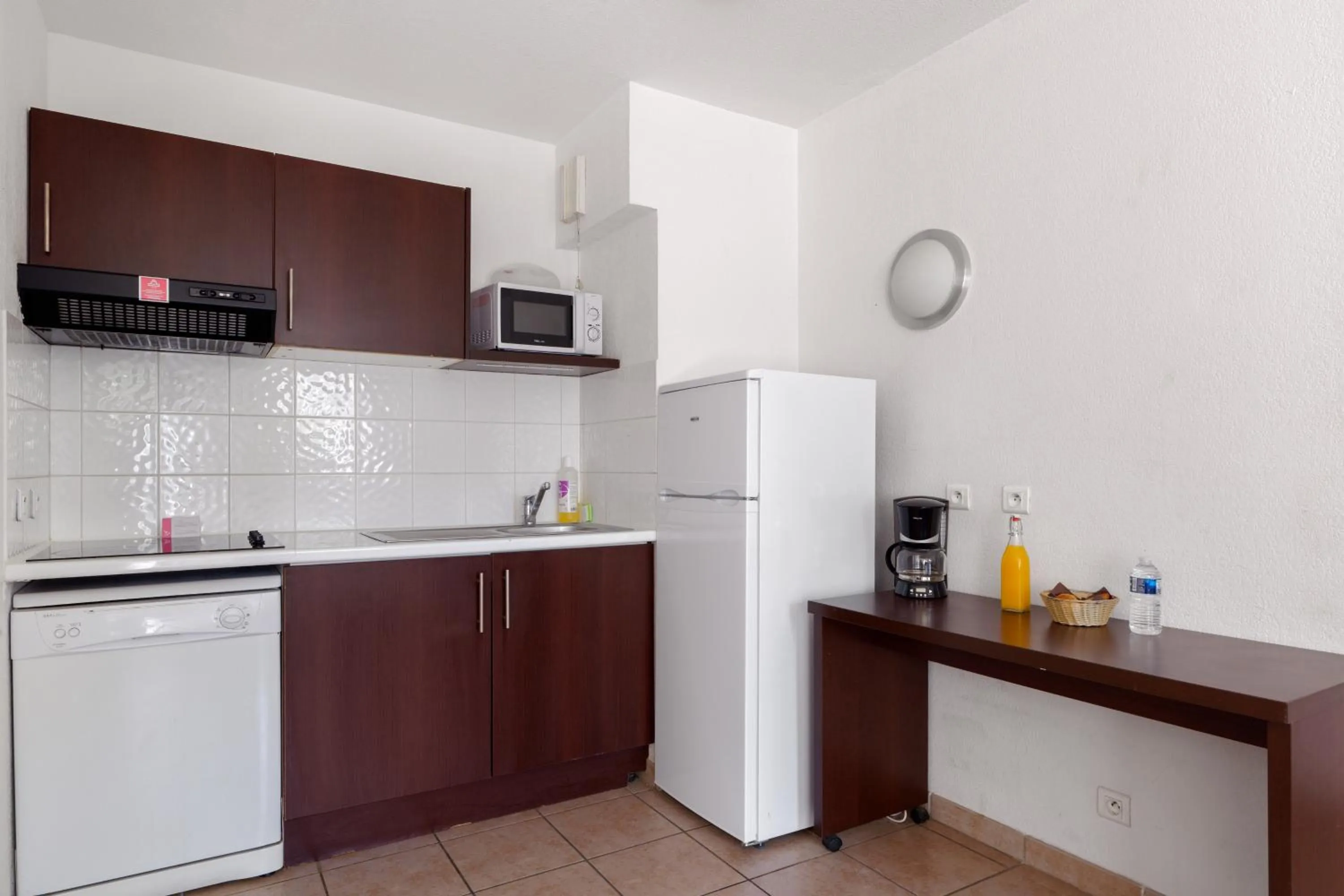 Kitchen or kitchenette in Comfort Aparthotel Six-Fours