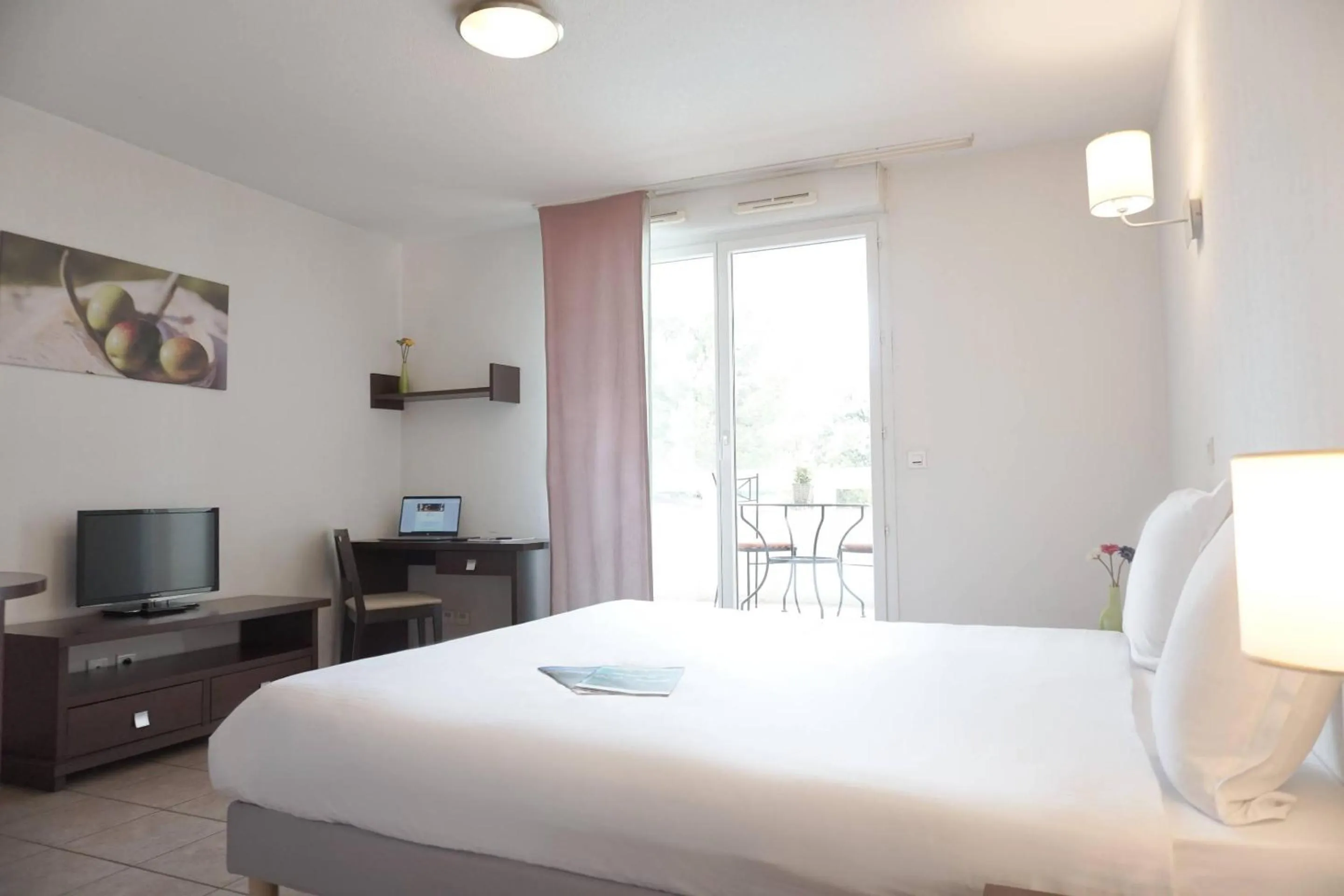 Bedroom, Bed in Comfort Aparthotel Six-Fours