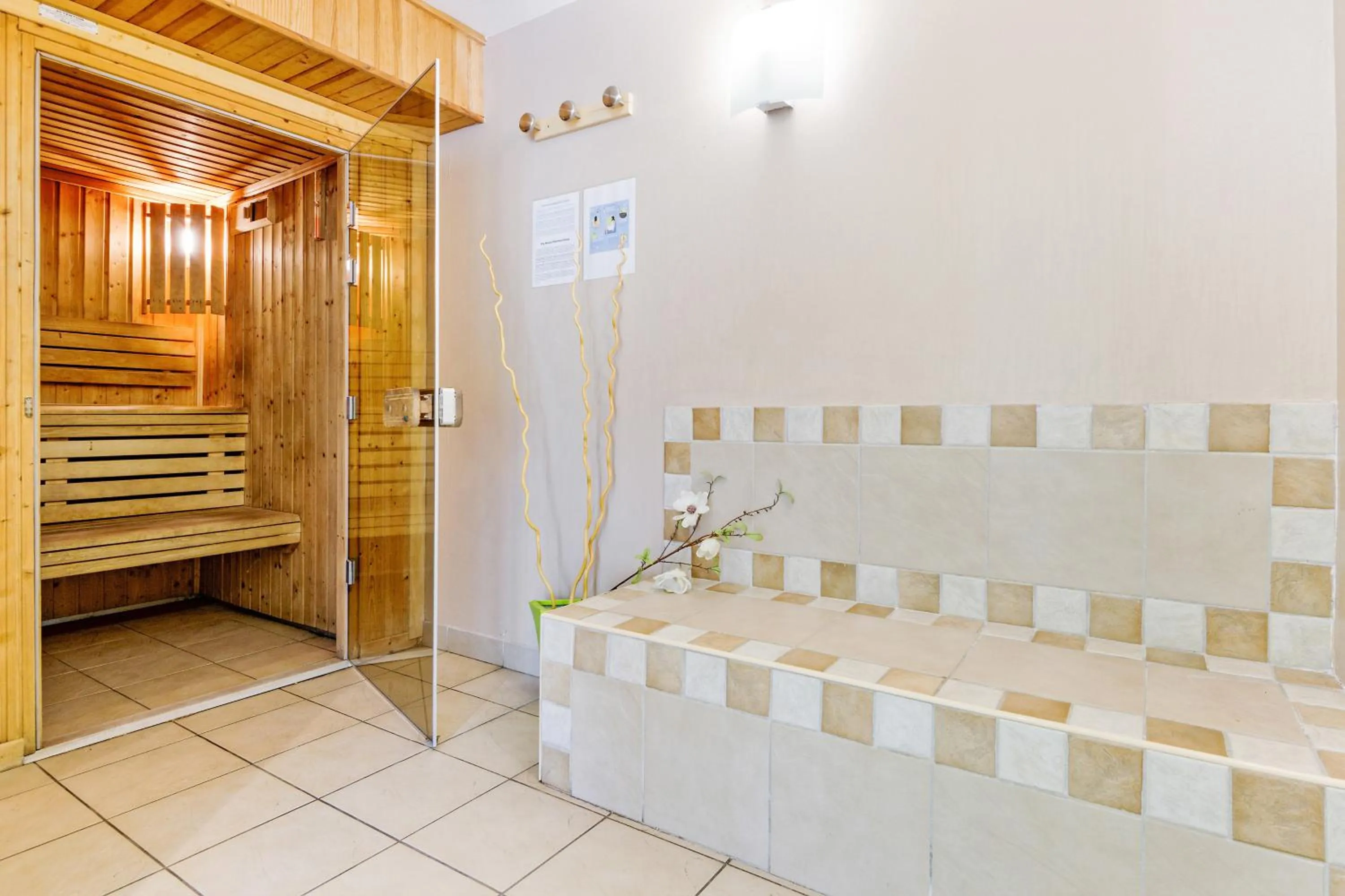 Sauna, Bed in Comfort Aparthotel Six-Fours