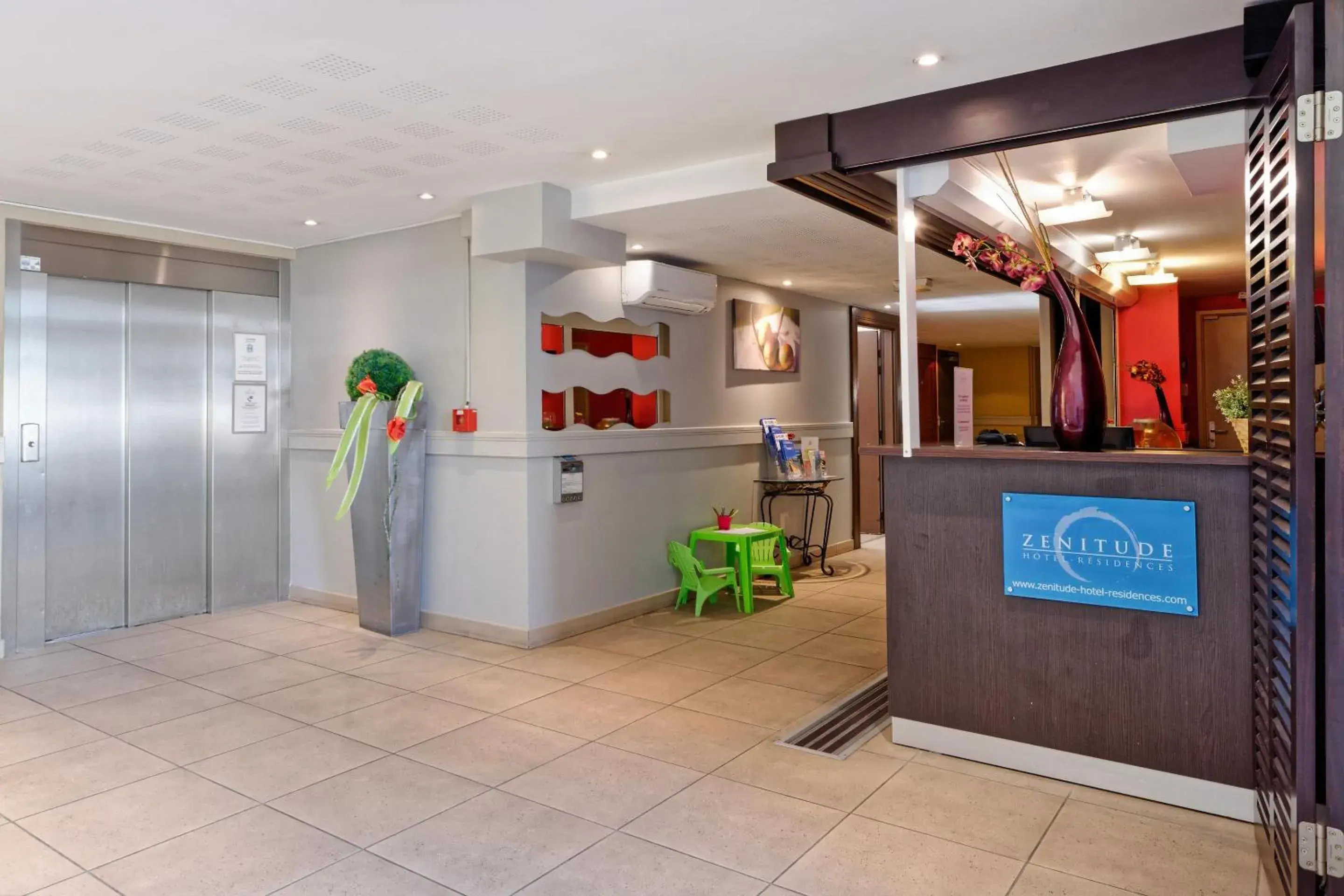 Lobby or reception in Comfort Aparthotel Six-Fours Lobby or reception in Comfort Aparthotel Six-Fours