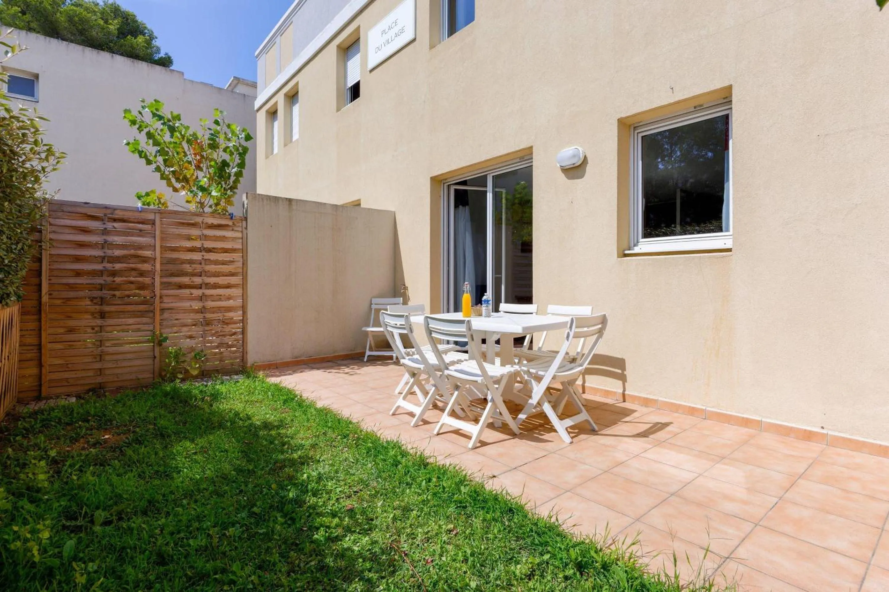 Swimming pool in Comfort Aparthotel Six-Fours