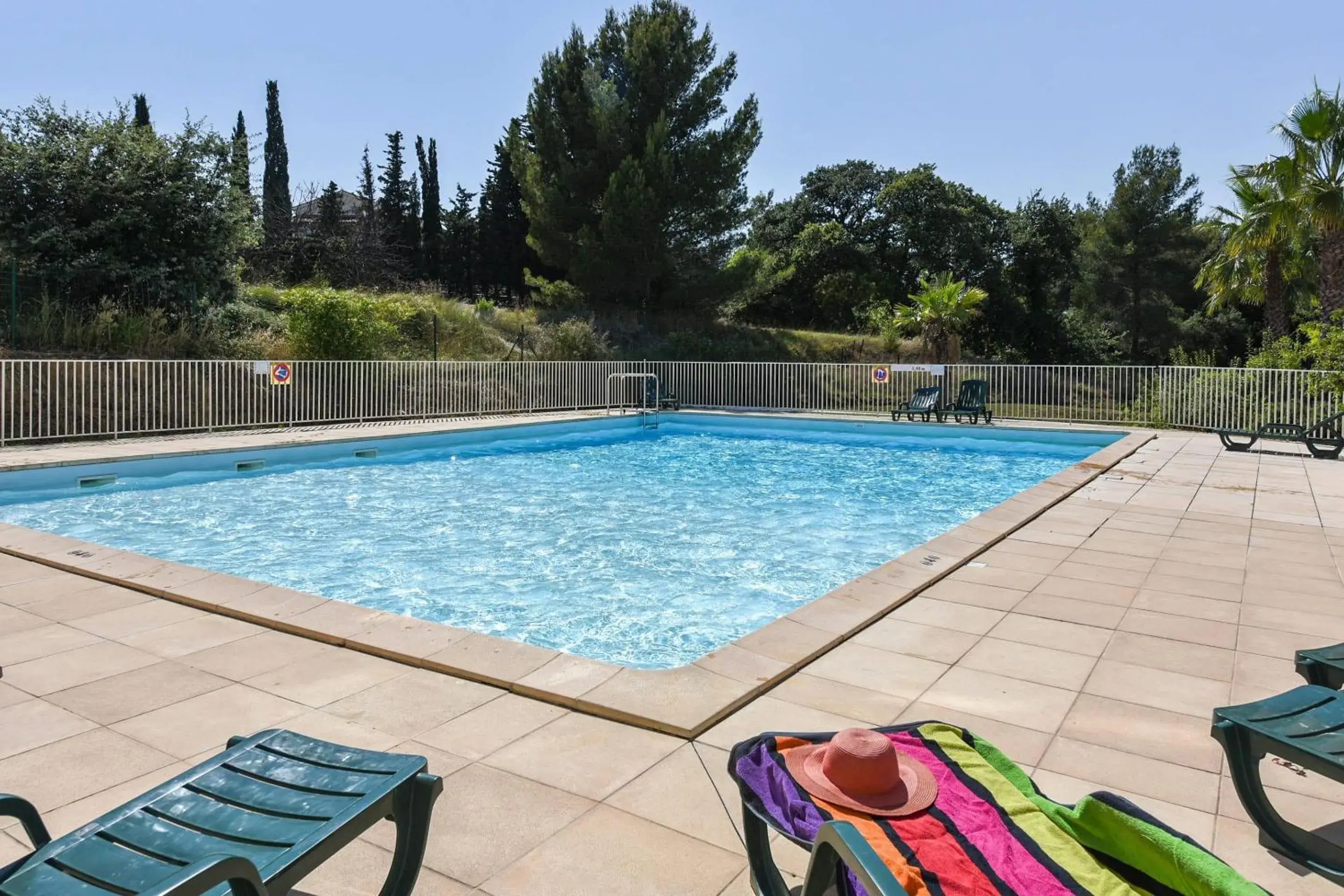 Swimming pool in Comfort Aparthotel Six-Fours Swimming pool in Comfort Aparthotel Six-Fours