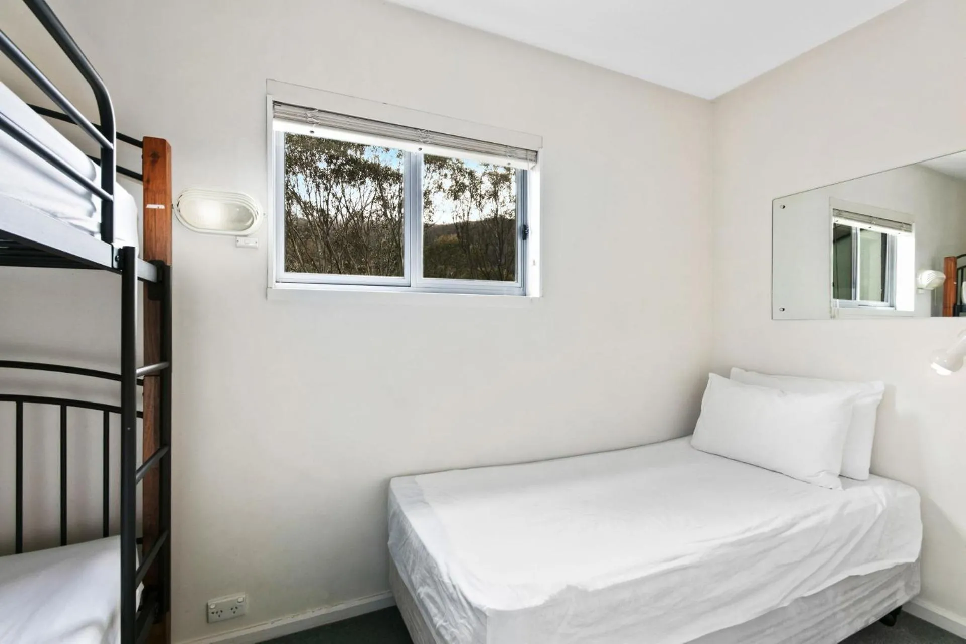 Bedroom, Bed in Bobuck 3B