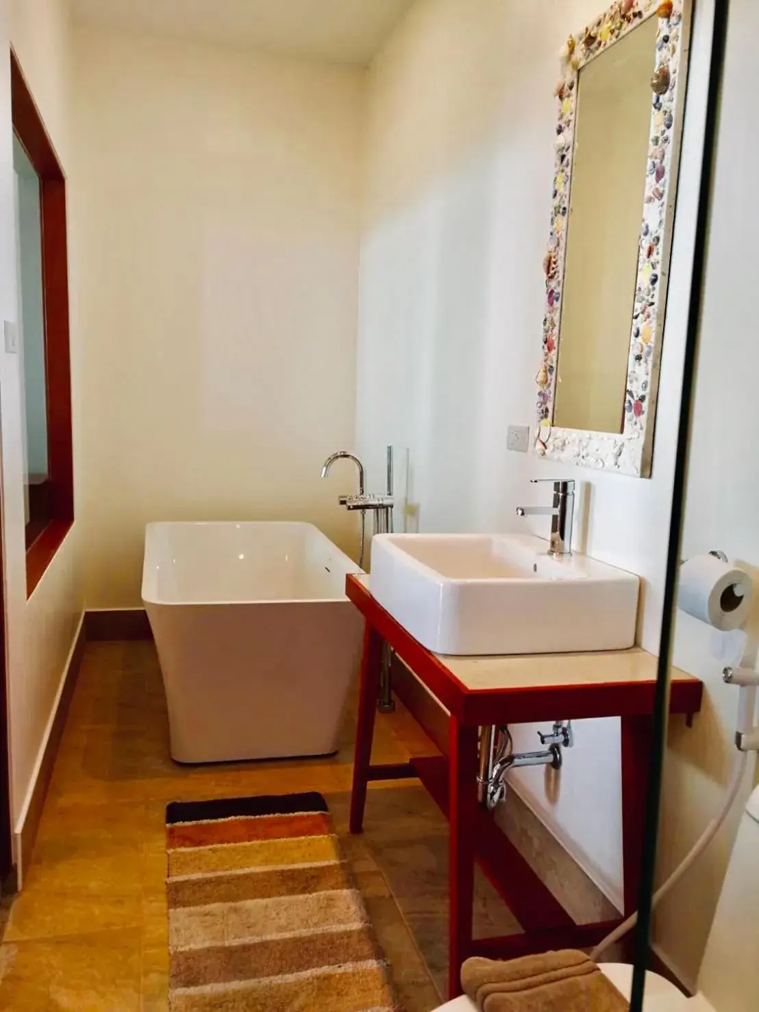 Hot Tub, Bathroom in Seaman Resort
