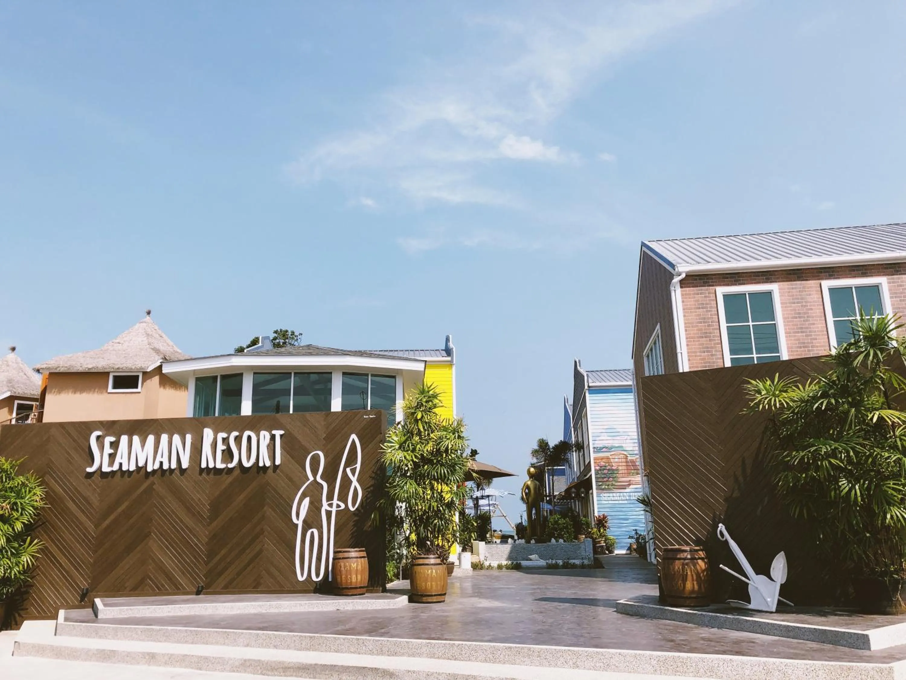 Facade/entrance in Seaman Resort