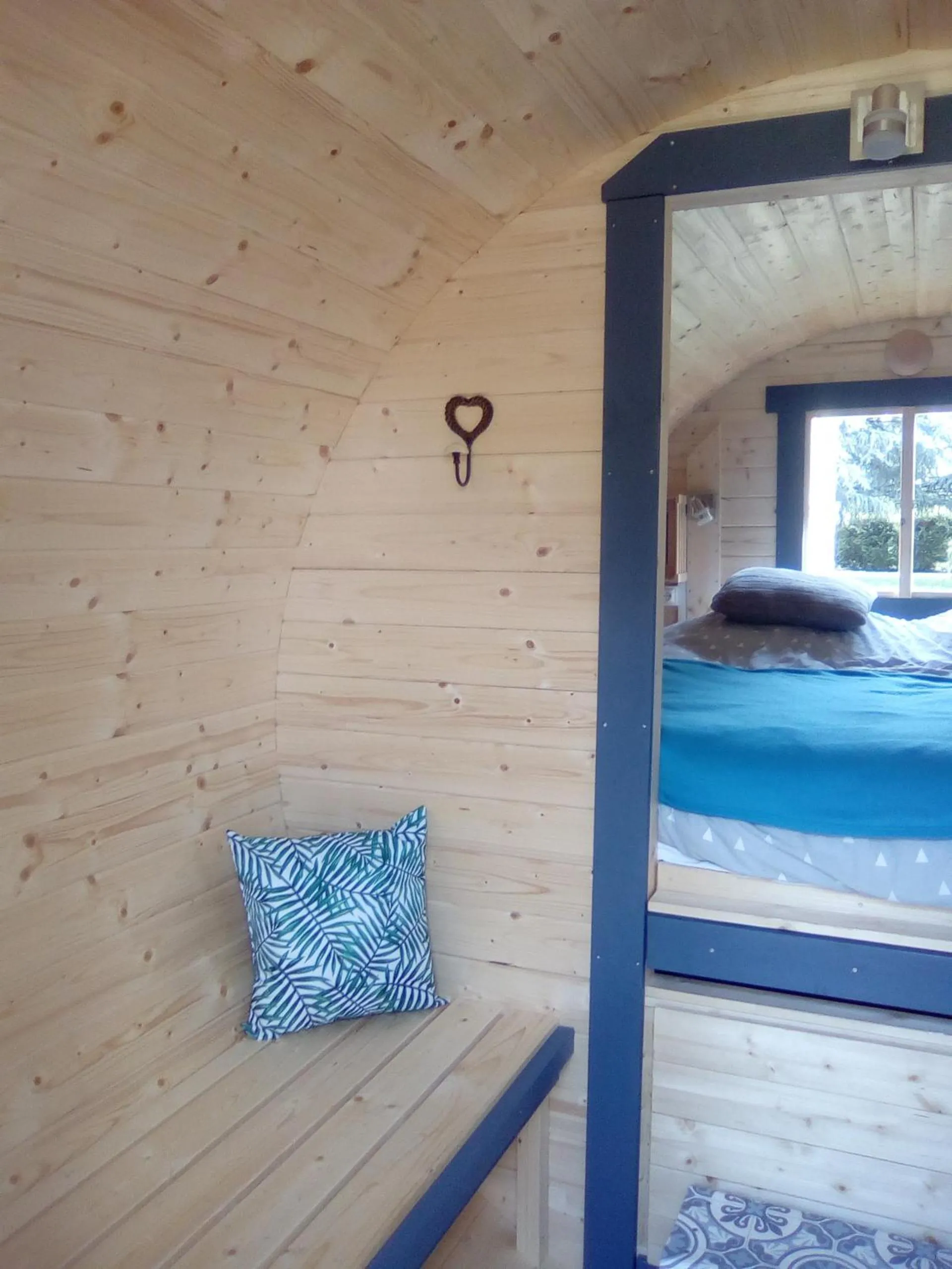 Property building, Bed in LES TONNEAUX DE L'EURE LOGEMENT INSOLITE