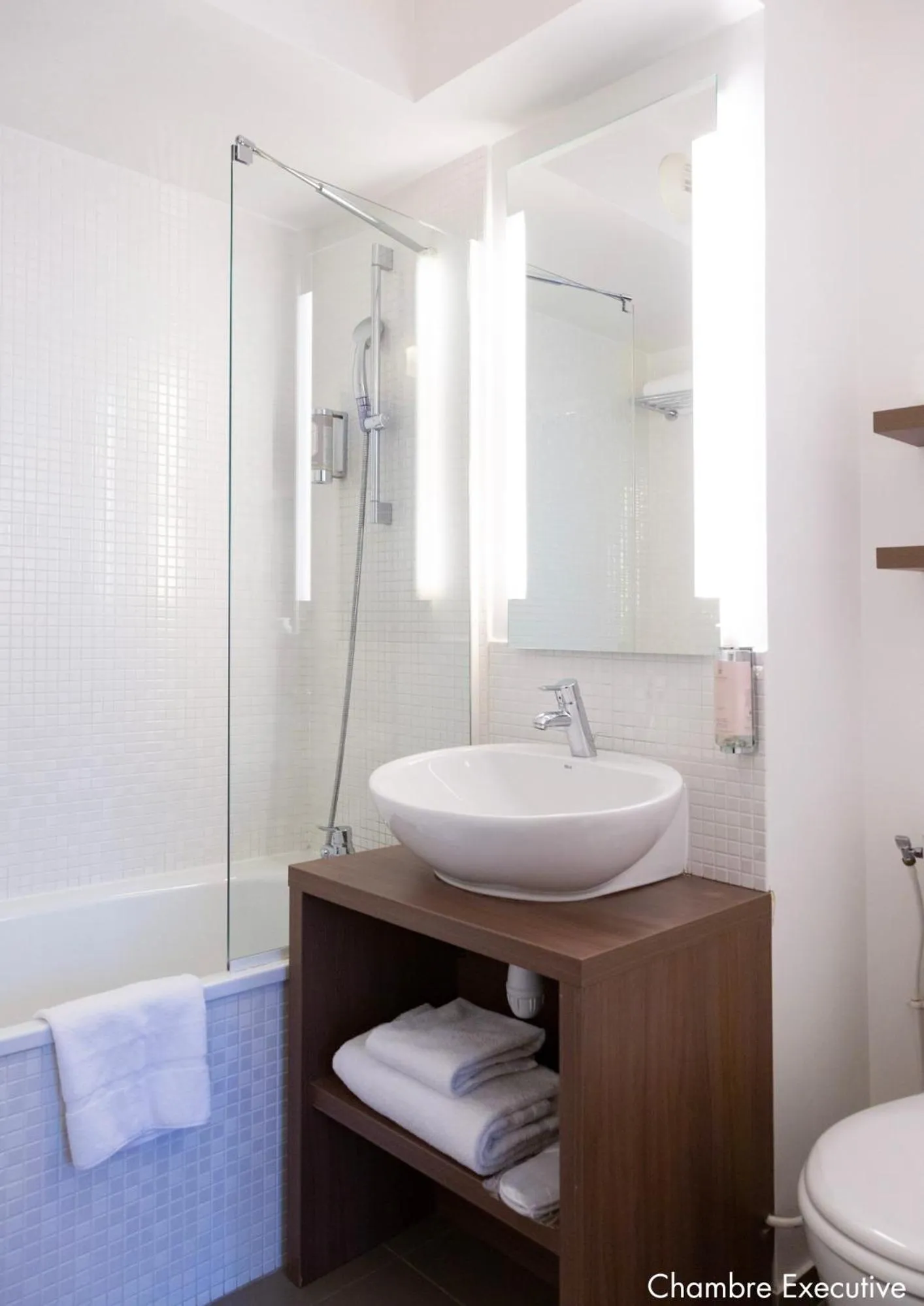 Bathroom in Paxton Paris MLV