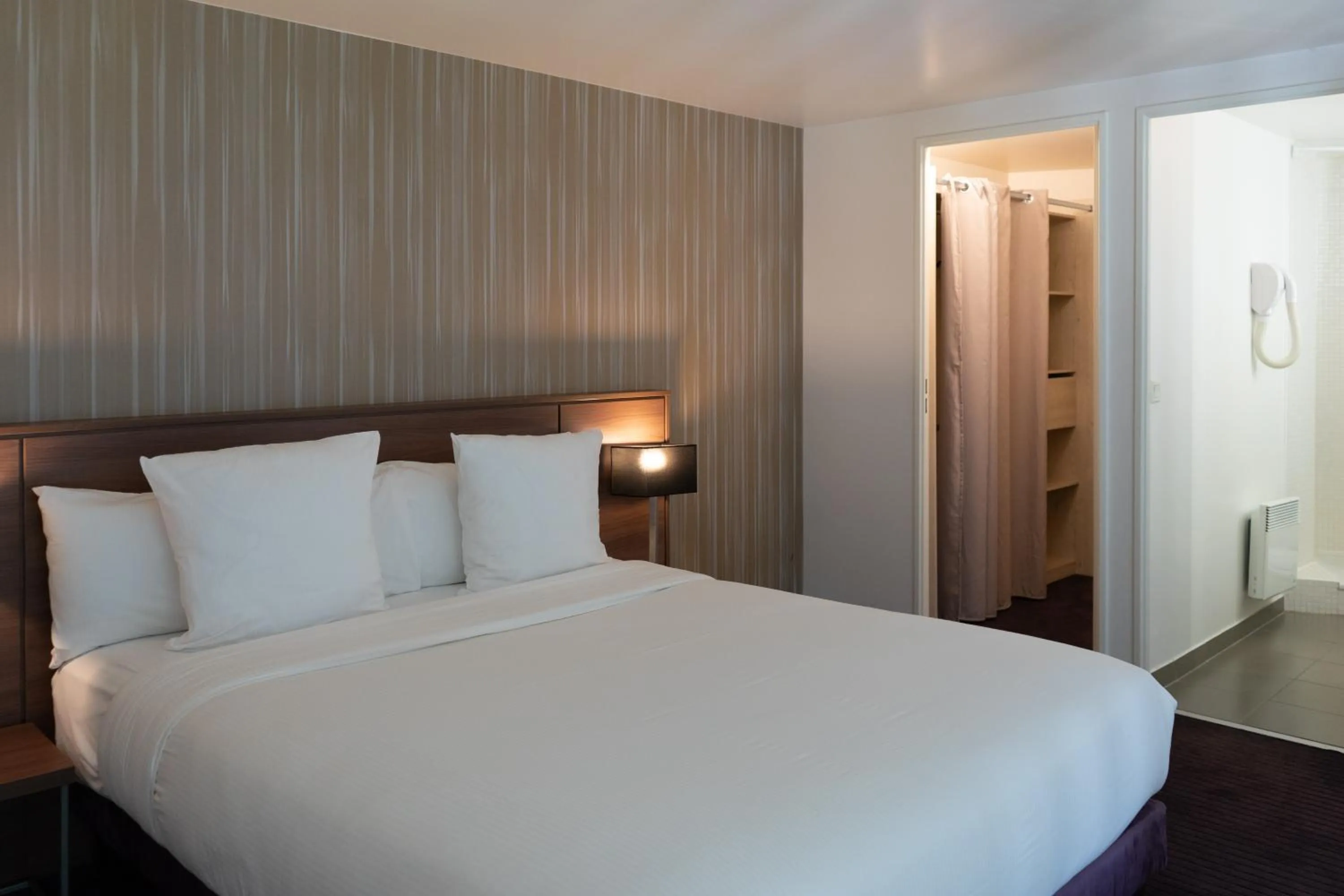 Bedroom, Bed in Paxton Paris MLV