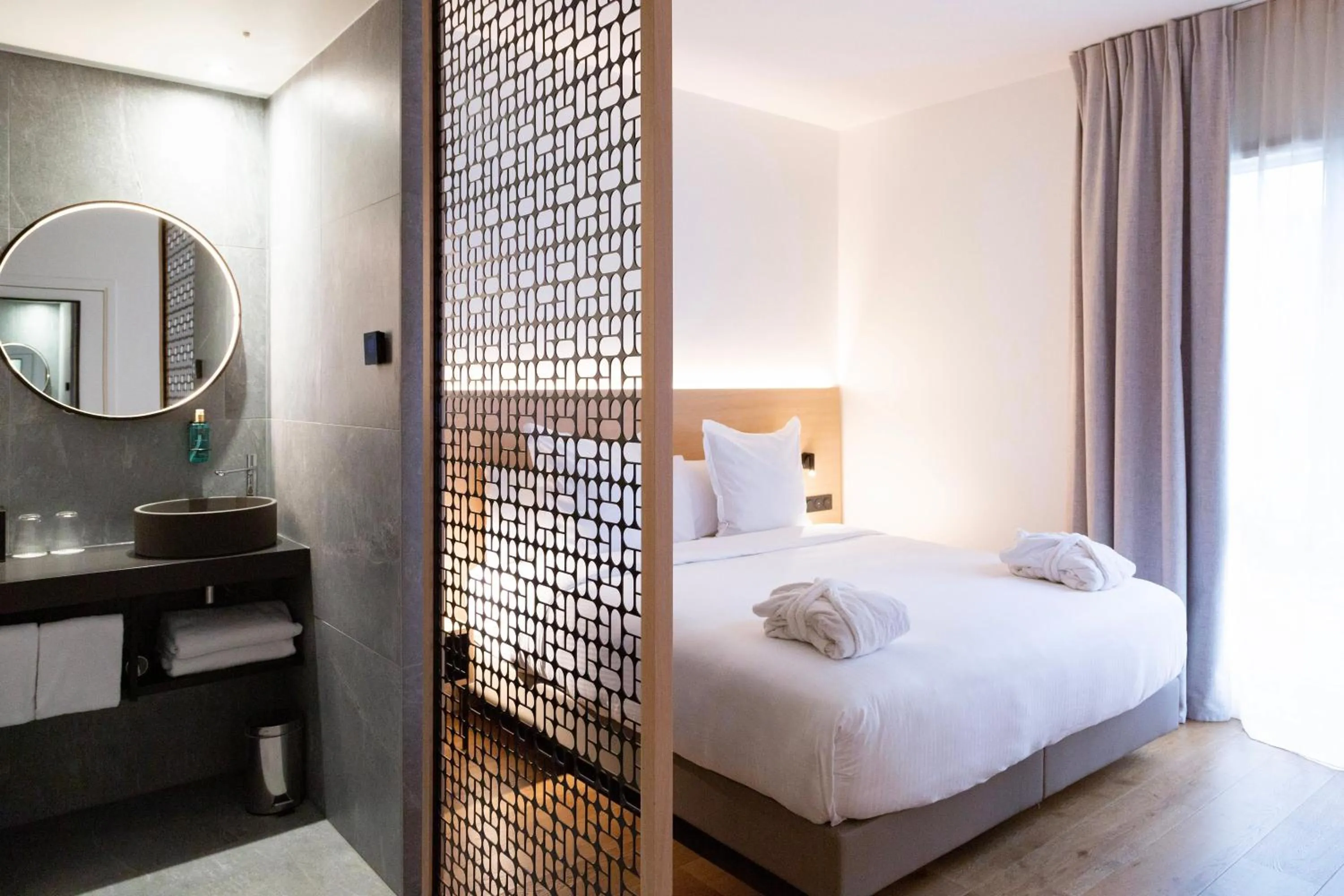 Bedroom, Bed in Paxton Paris MLV