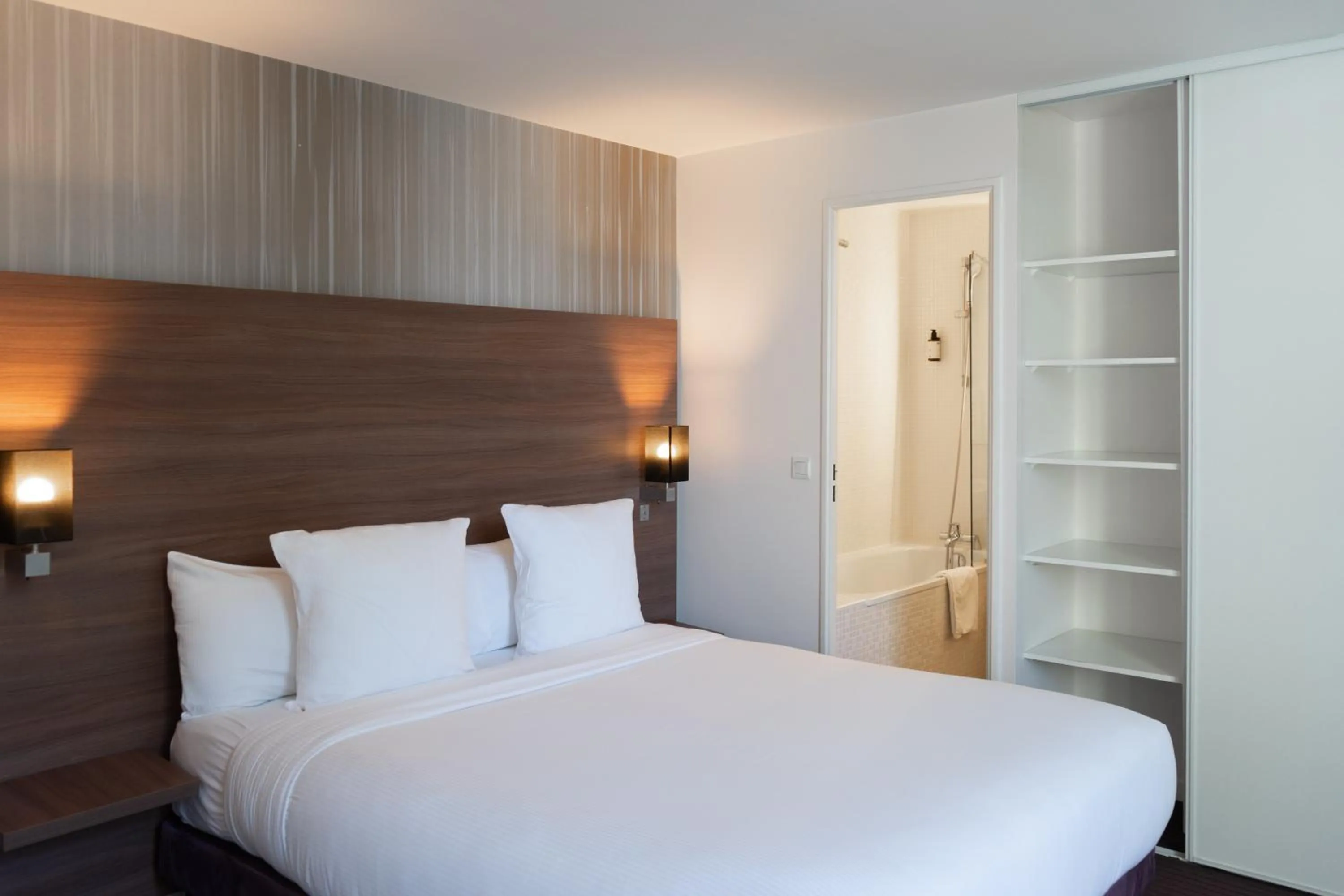 Bedroom, Bed in Paxton Paris MLV