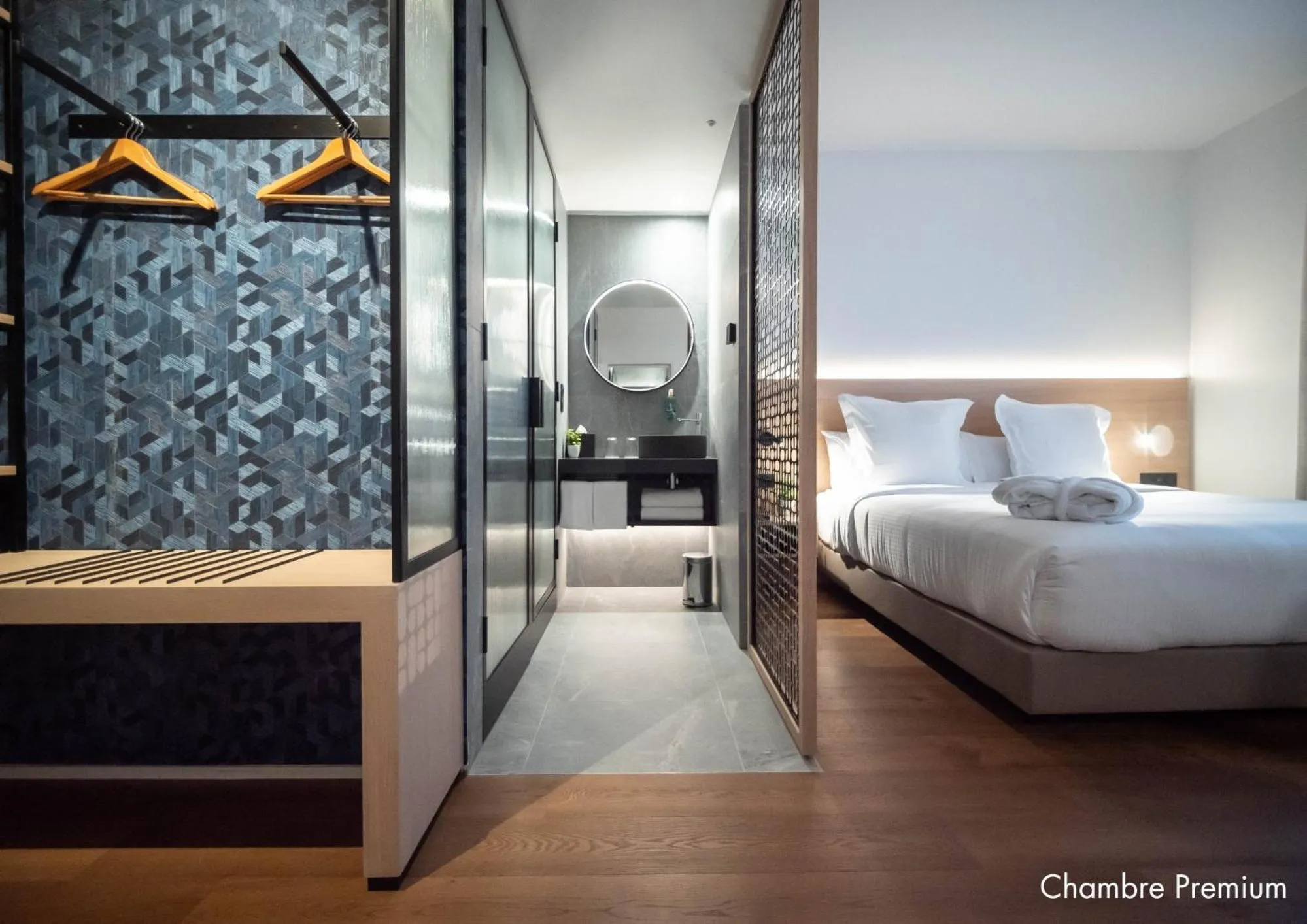 Bathroom, Bed in Paxton Paris MLV