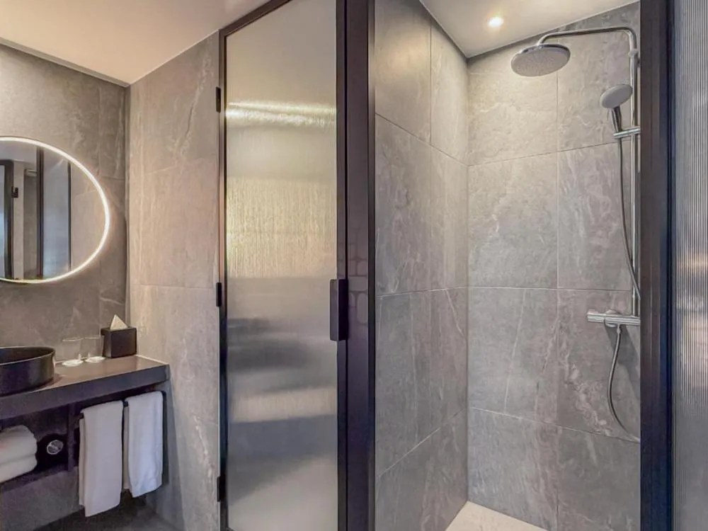 Bathroom in Paxton Paris MLV