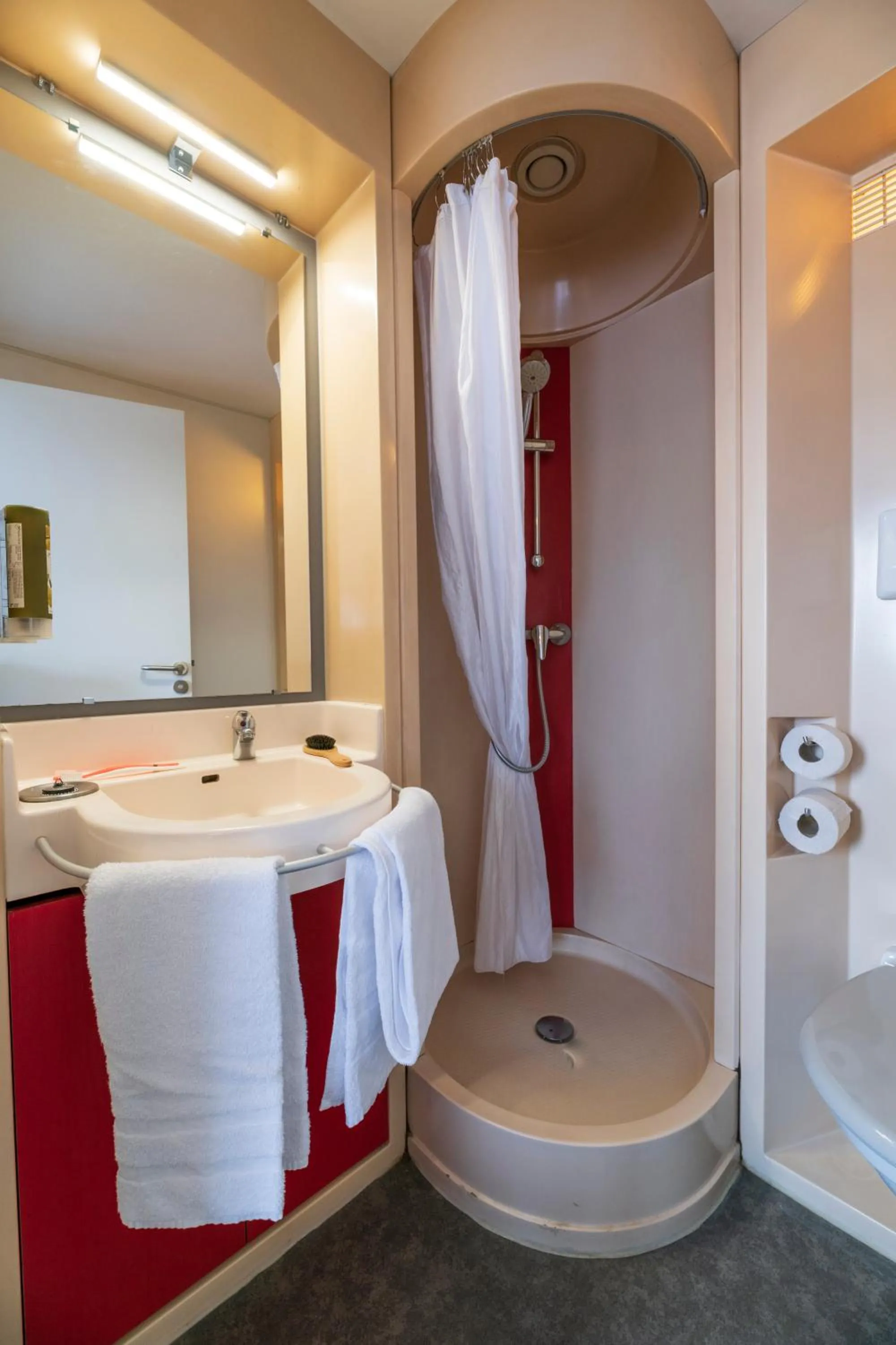 Shower in Cerise Nantes La Beaujoire