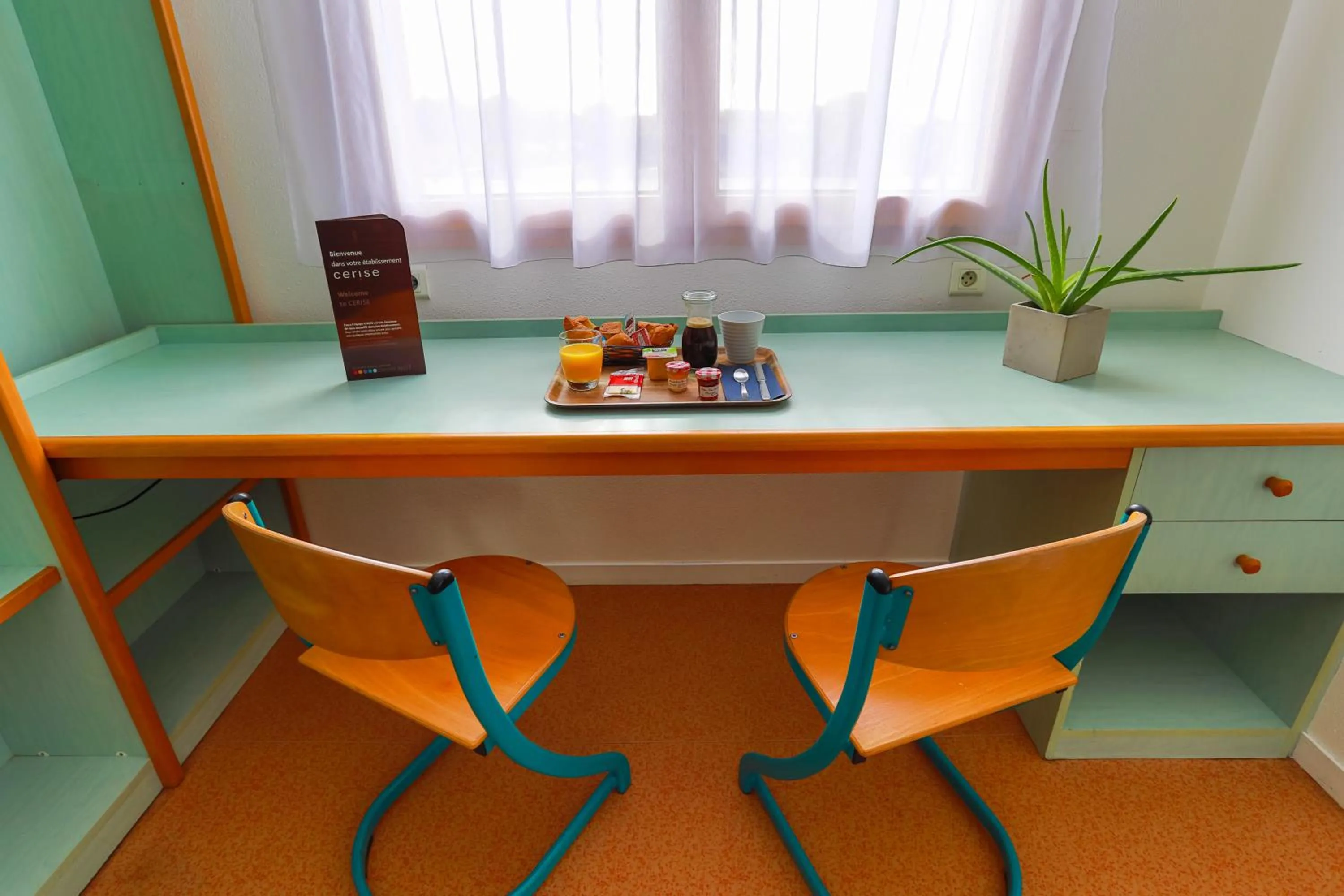 Seating area in Cerise Nantes La Beaujoire