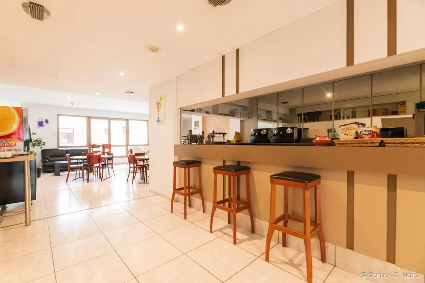 Lounge or bar in Cerise Nantes La Beaujoire Lounge or bar in Cerise Nantes La Beaujoire