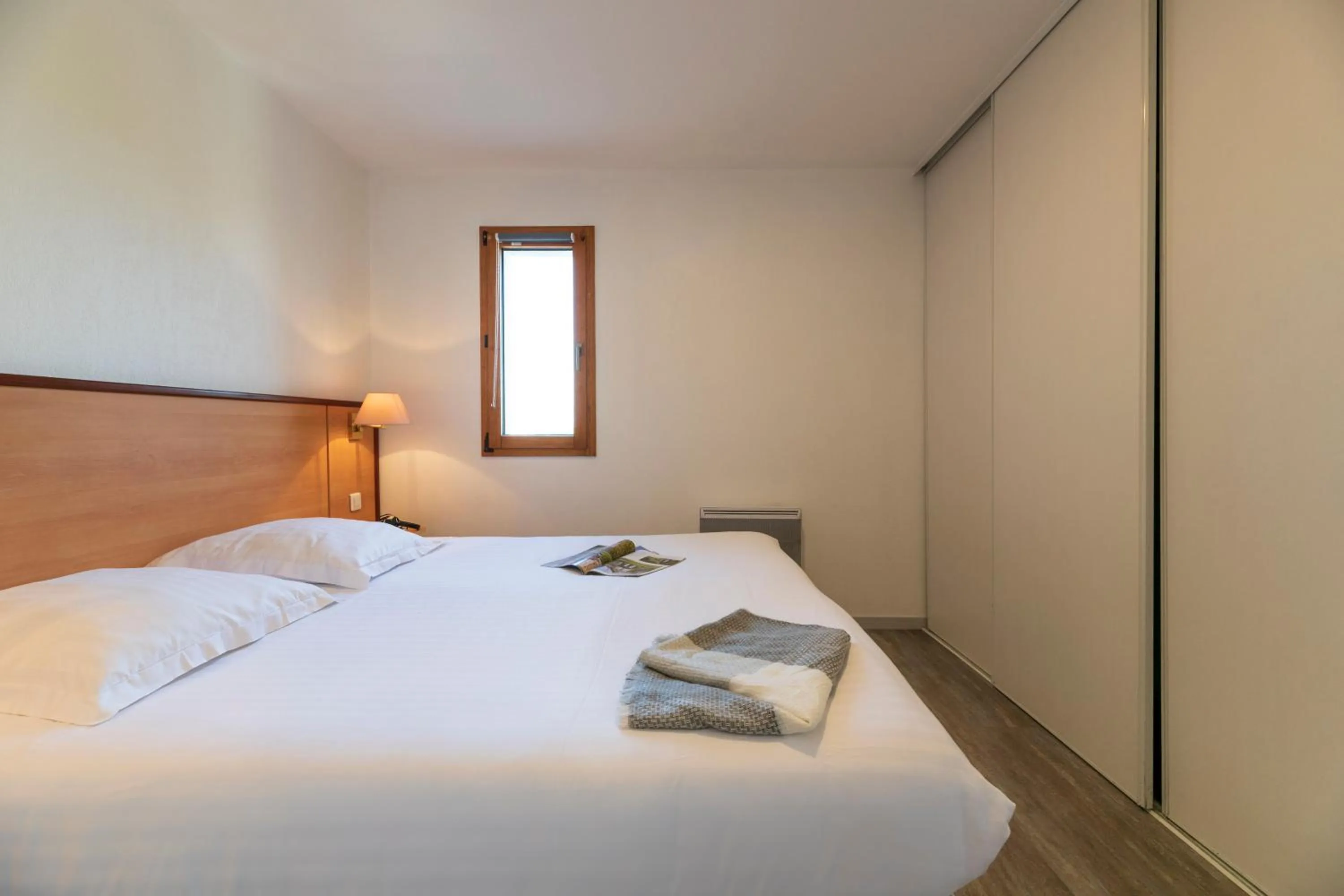 Bedroom, Bed in Cerise Nantes La Beaujoire