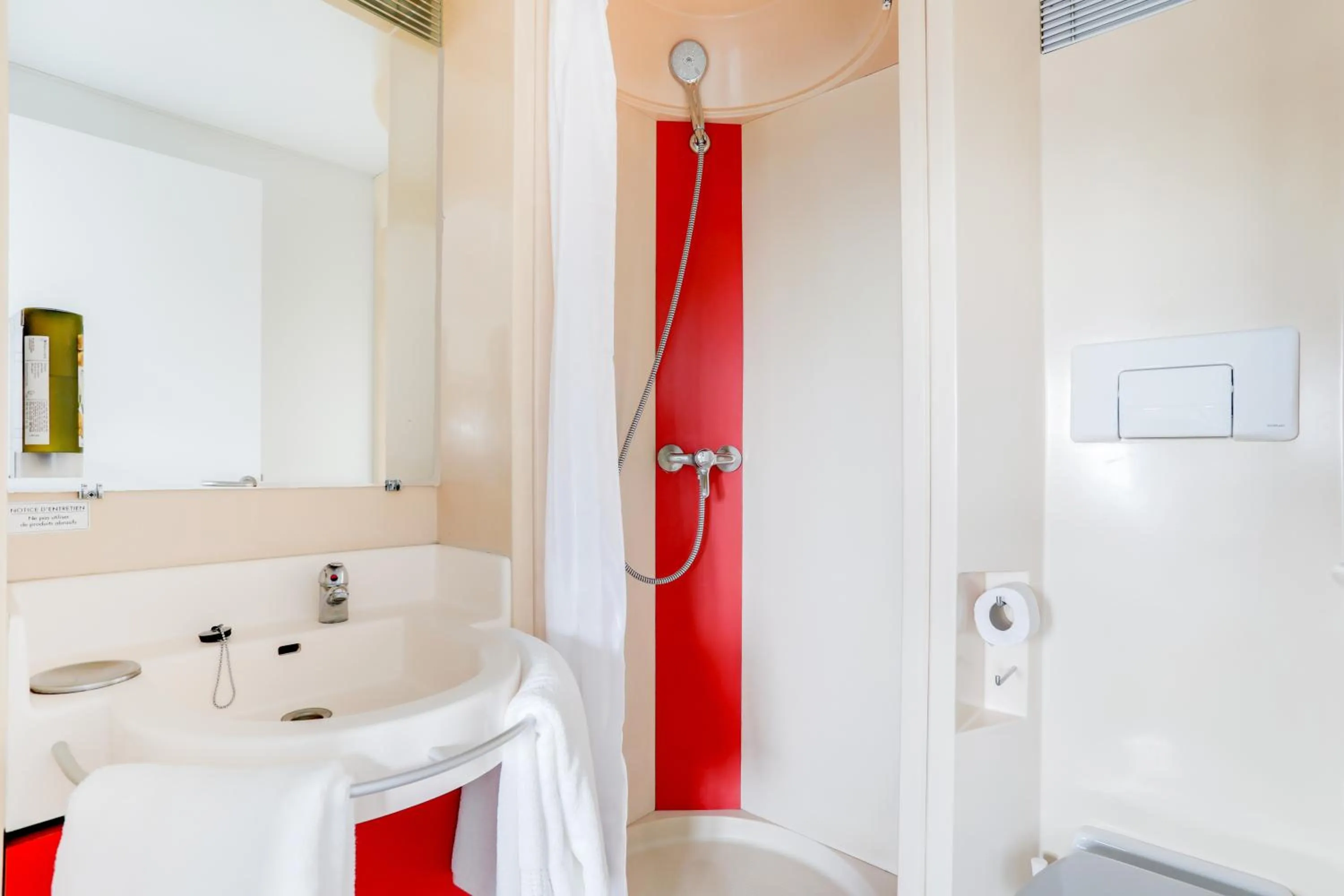 Shower in Cerise Nantes La Beaujoire