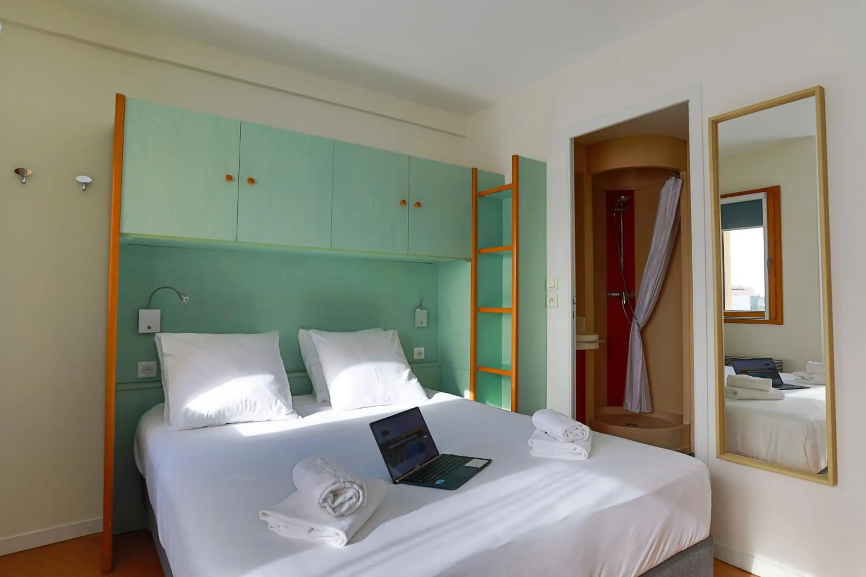 Bed in Cerise Nantes La Beaujoire Bed in Cerise Nantes La Beaujoire