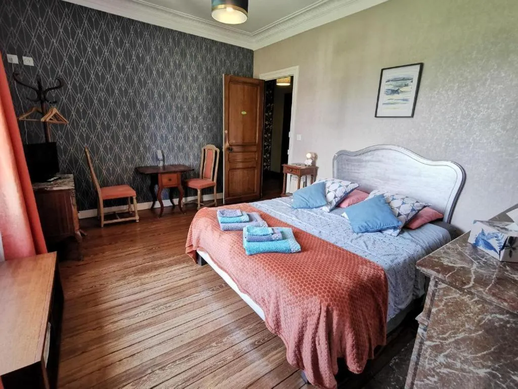 Bedroom, Bed in La Garenne